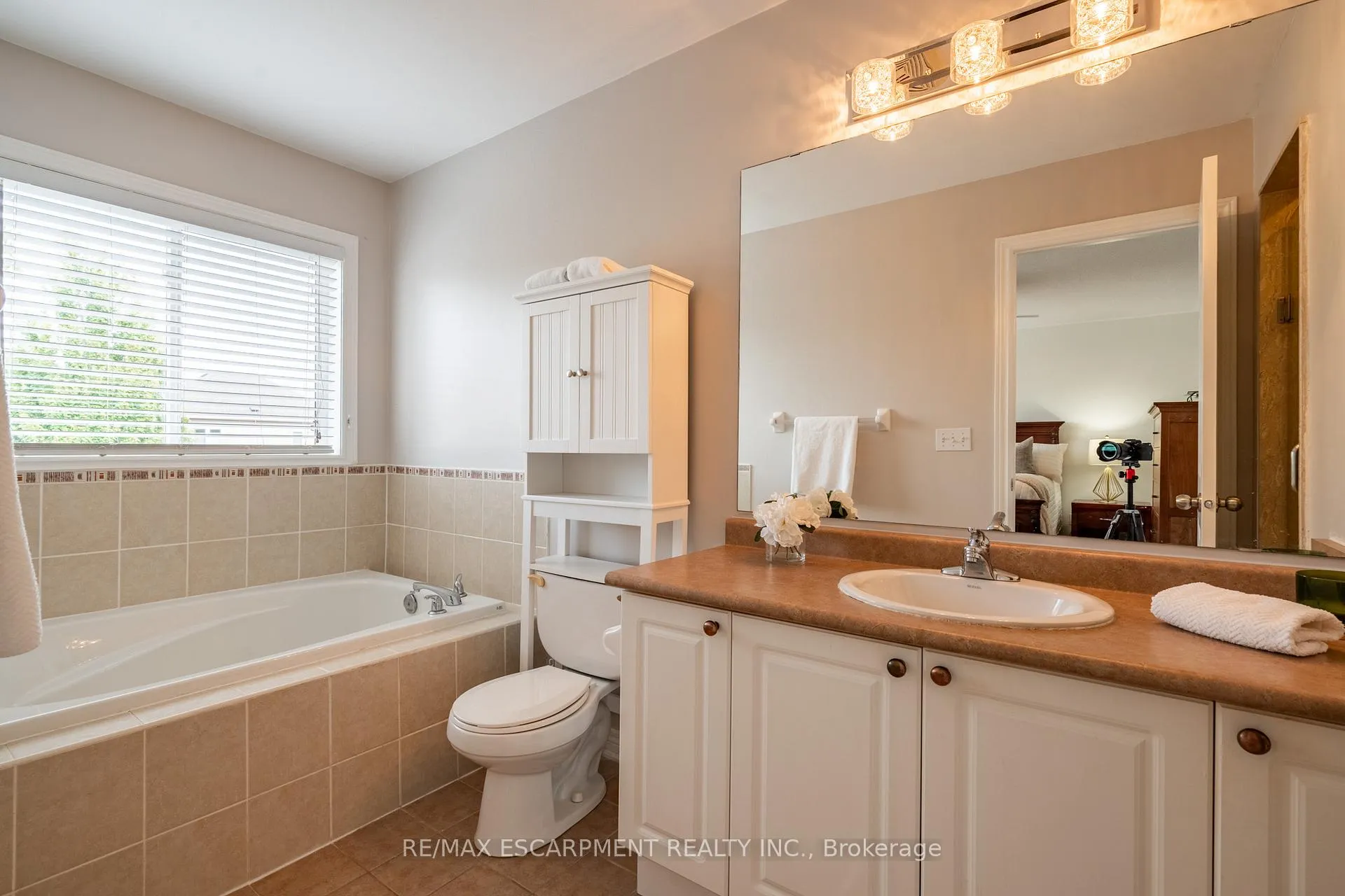 Photo 16 of 67 Golden Iris Crescent, Hamilton, Waterdown — HOMEH