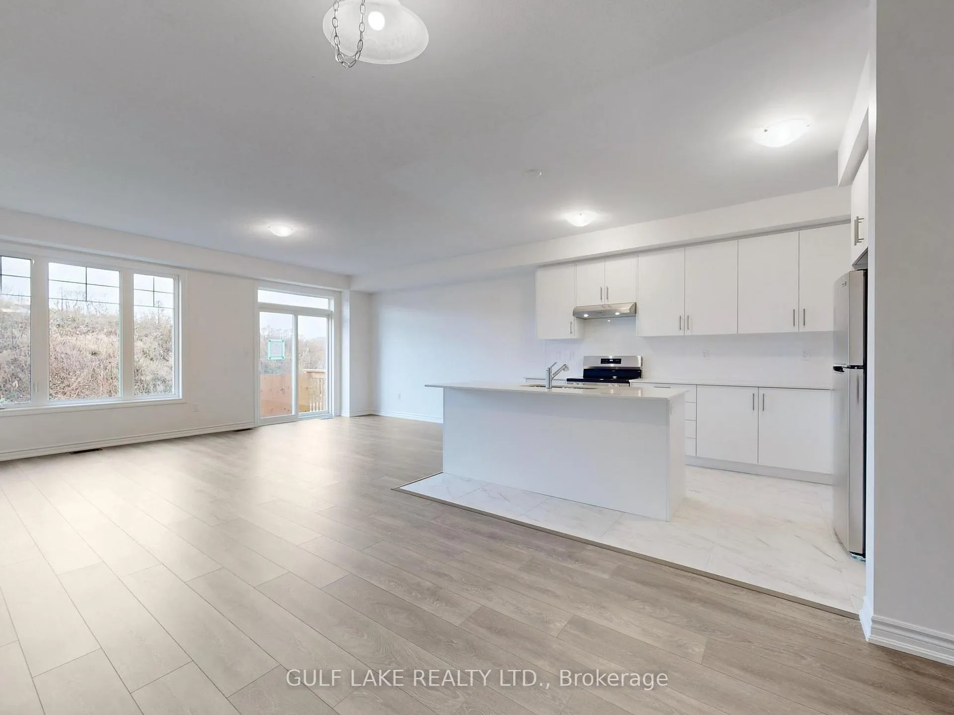 Photo 3 of 134 Greer Street, Barrie, Rural Barrie Southeast — HOMEH
