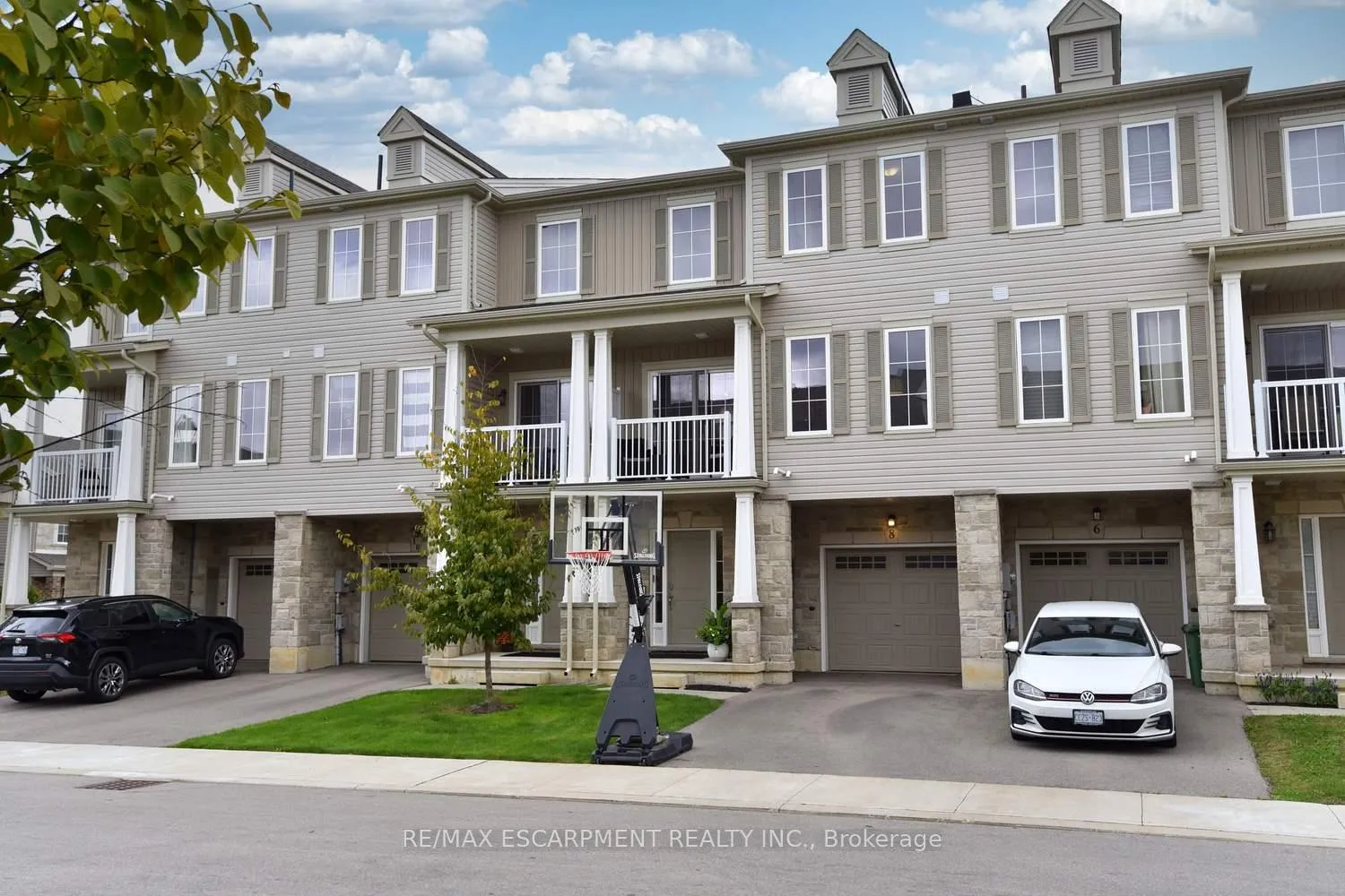 Photo 1 of 8 Sharp Drive, Hamilton, Ancaster — HOMEH