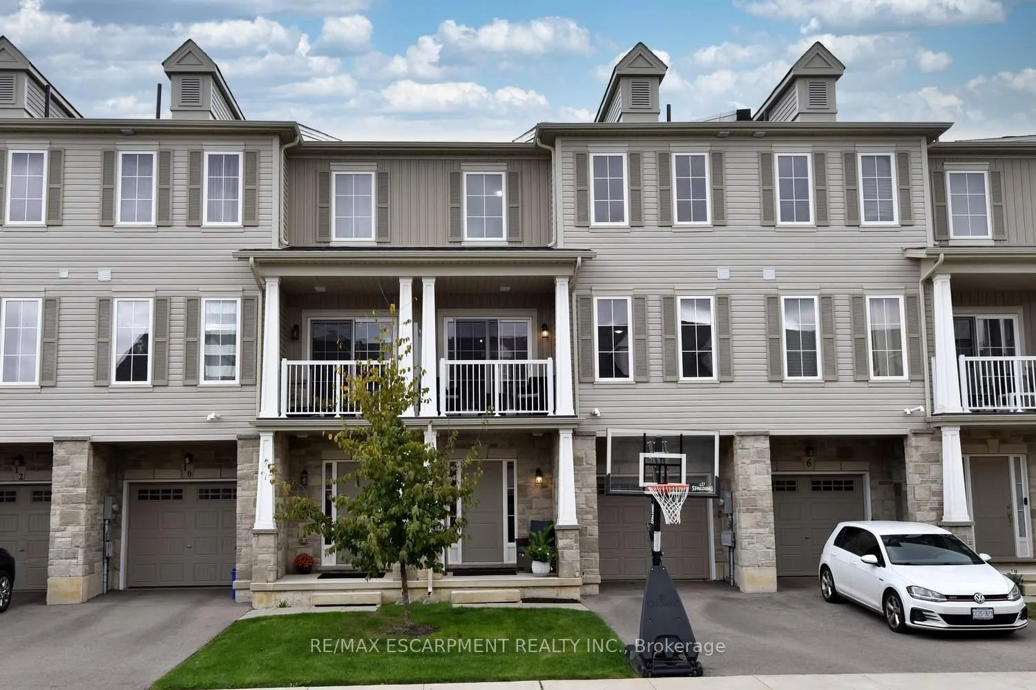 Photo 2 of 8 Sharp Drive, Hamilton, Ancaster — HOMEH