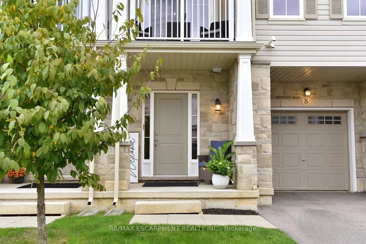 Photo 3 of 8 Sharp Drive, Hamilton, Ancaster — HOMEH