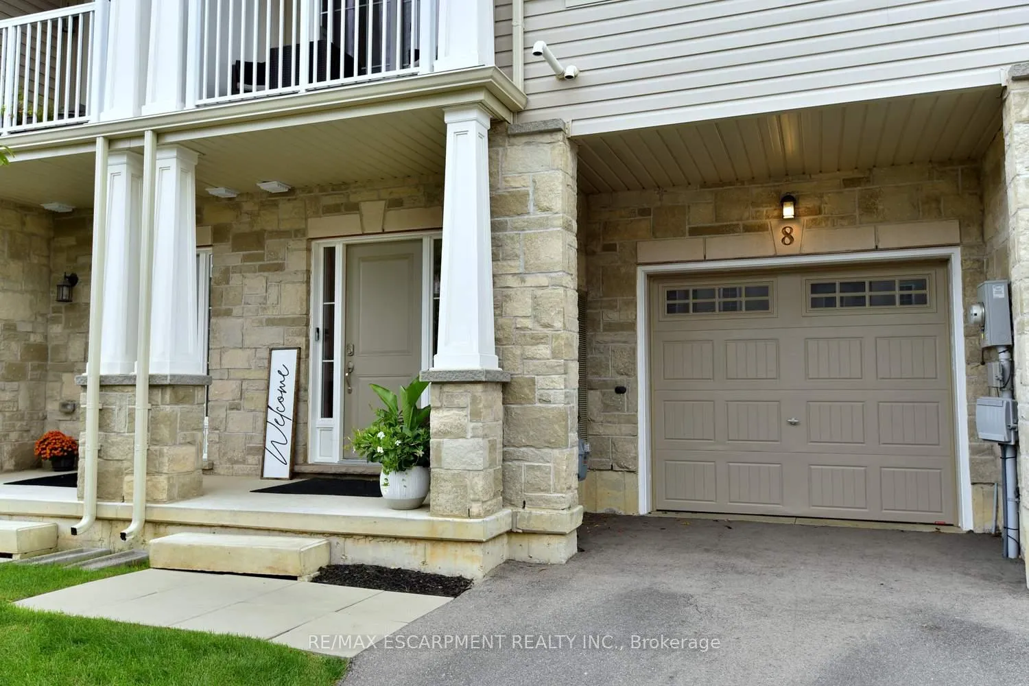 Photo 4 of 8 Sharp Drive, Hamilton, Ancaster — HOMEH