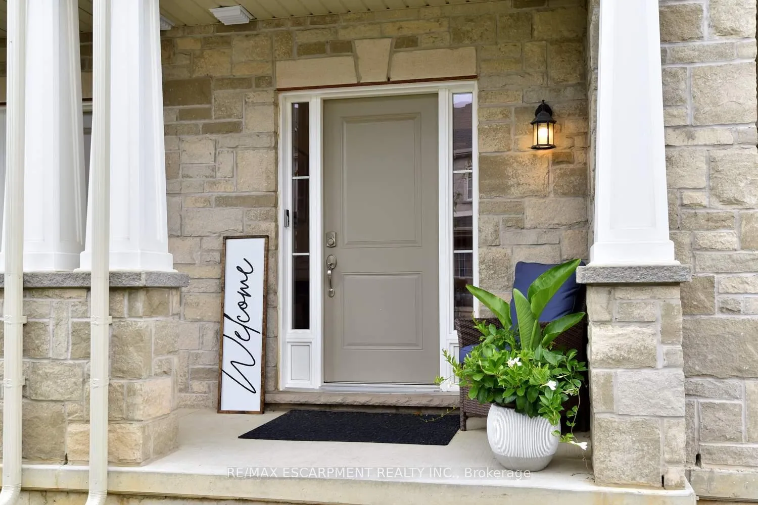 Photo 5 of 8 Sharp Drive, Hamilton, Ancaster — HOMEH