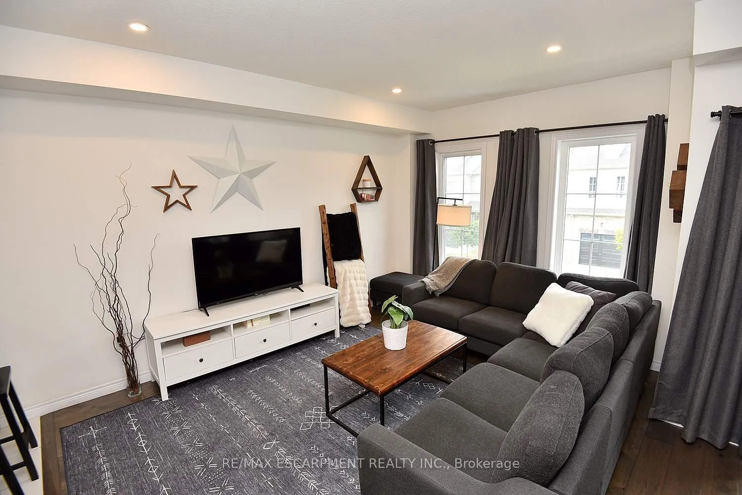 Photo 10 of 8 Sharp Drive, Hamilton, Ancaster — HOMEH