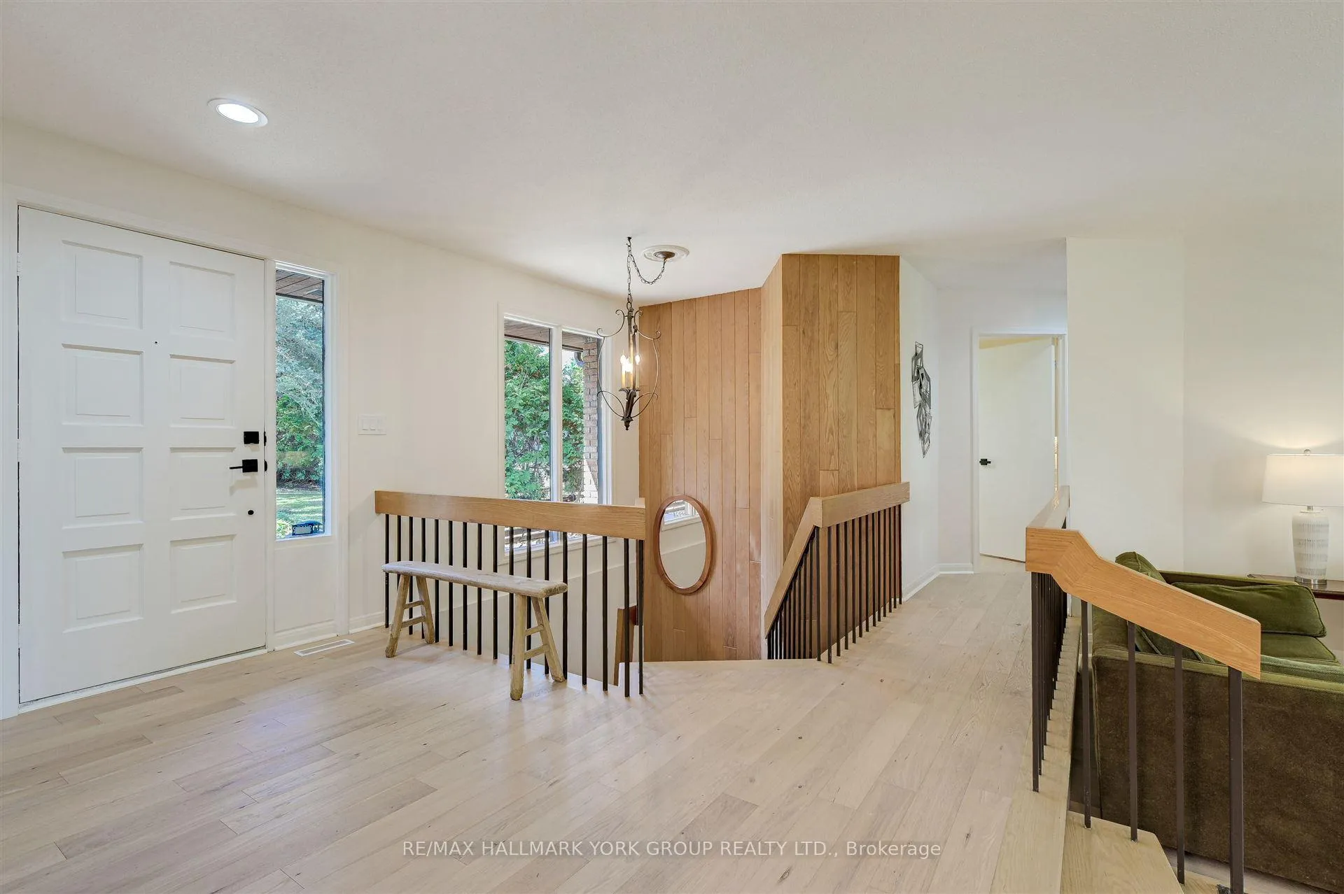 Photo 5 of 121 Manitou Drive, King, King City — HOMEH