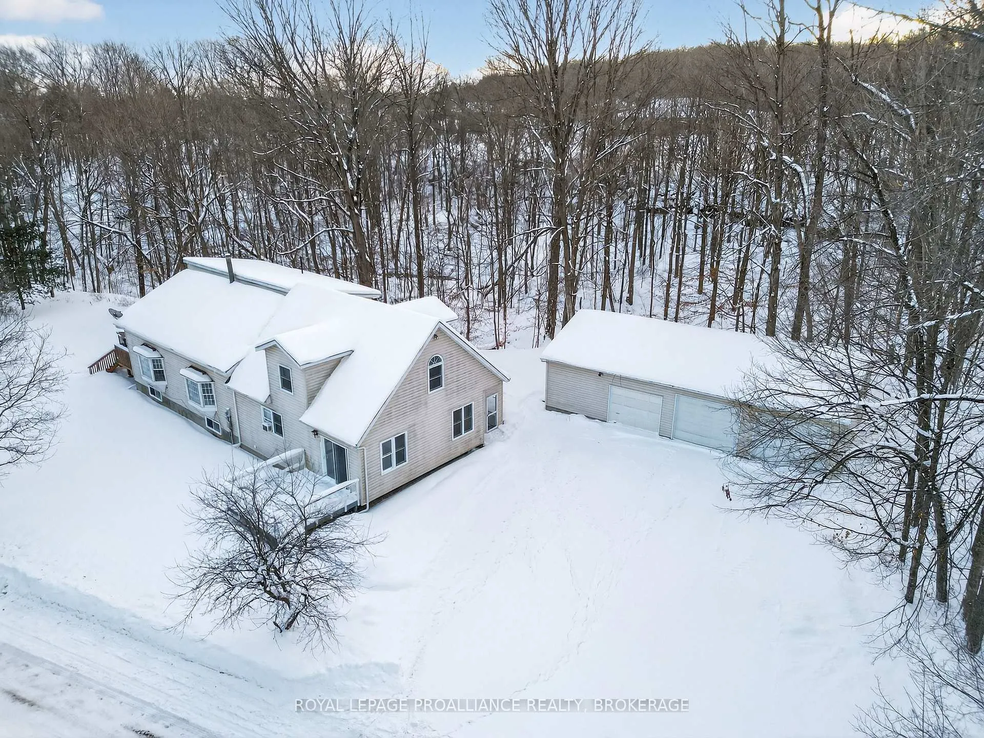 Photo 1 of 3961 Waterfall Lane, Frontenac, Frontenac South — HOMEH
