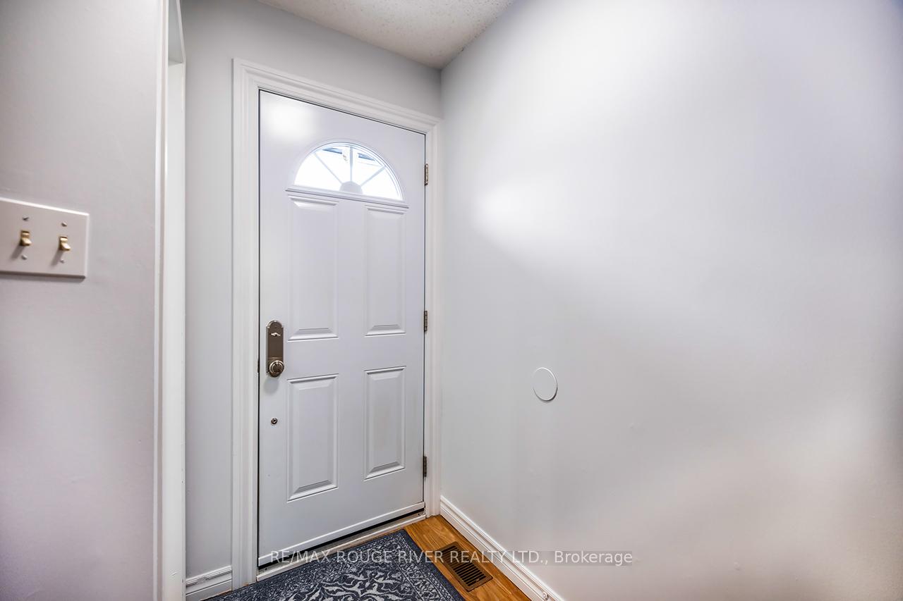 Photo 4 of 107 Galbraith Court, Clarington, Bowmanville — HOMEH