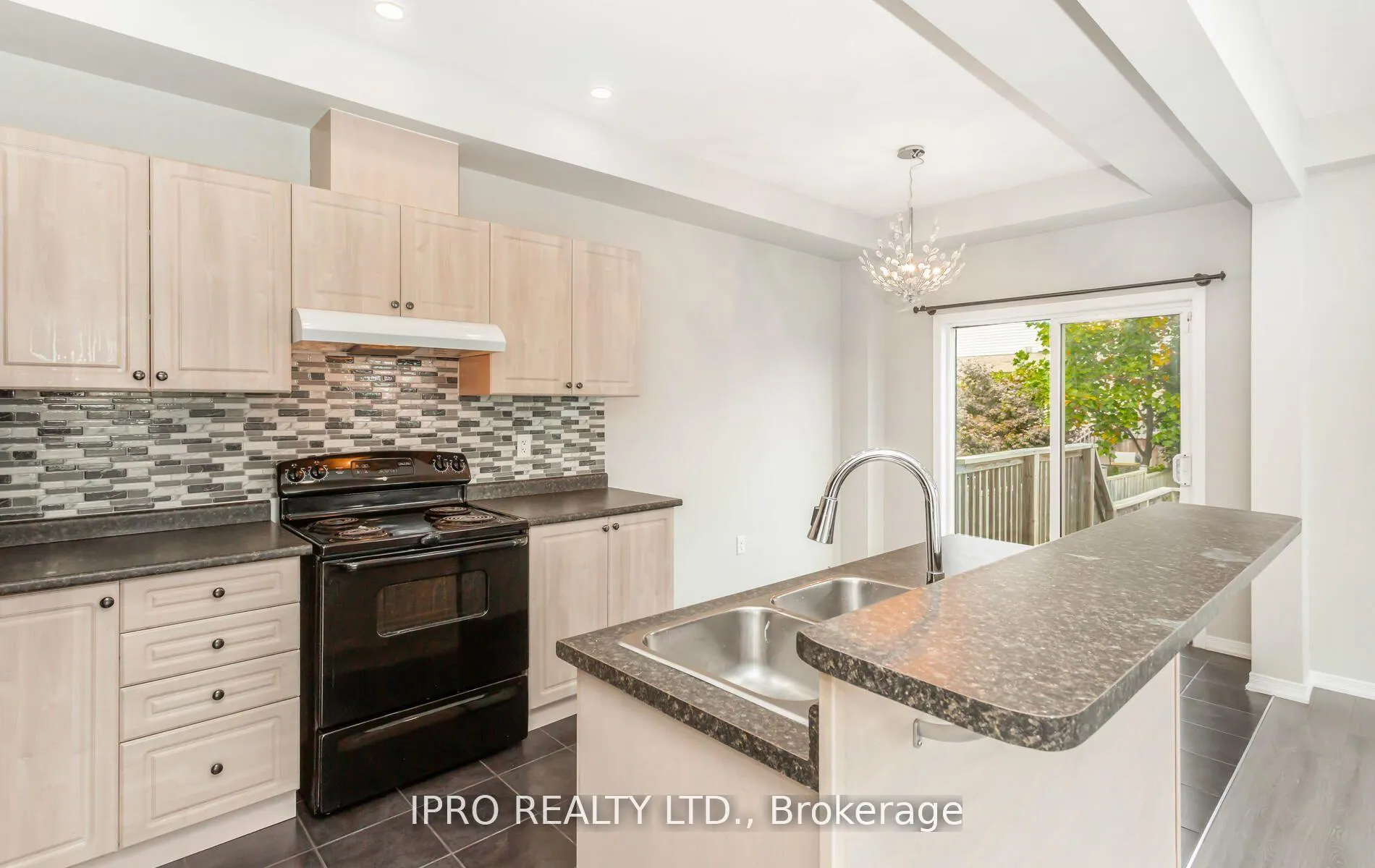 Photo 14 of 83 Bankfield Crescent, Hamilton, Stoney Creek Mountain — HOMEH