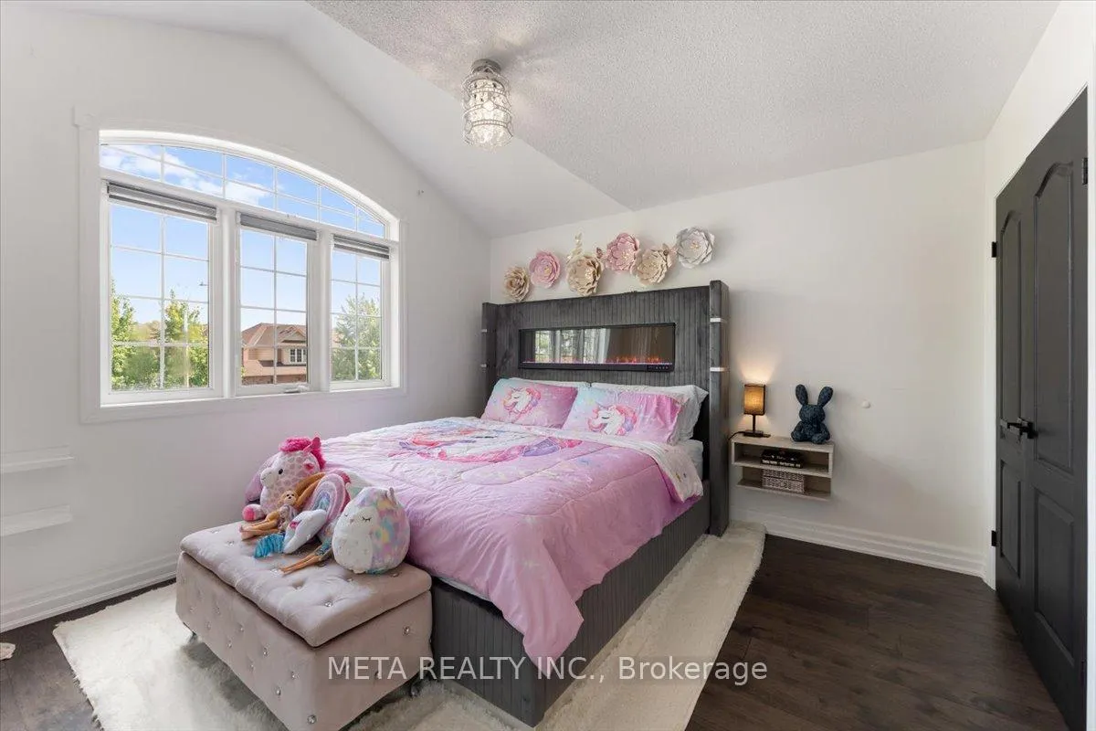 Photo 17 of 106 Thoroughbred Boulevard, Hamilton, Ancaster — HOMEH
