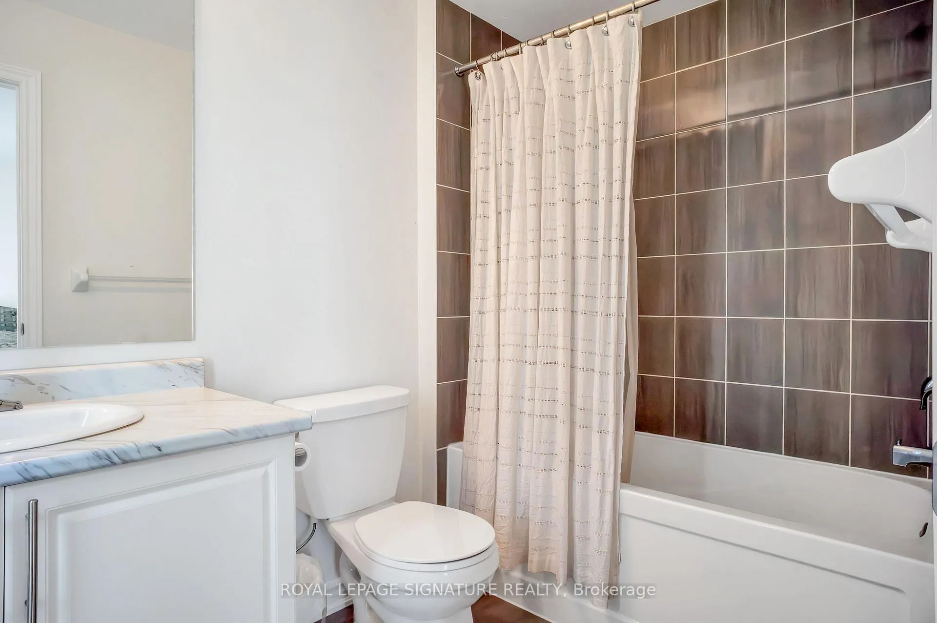 Photo 18 of 31 Honey Crisp Lane, Clarington, Bowmanville — HOMEH