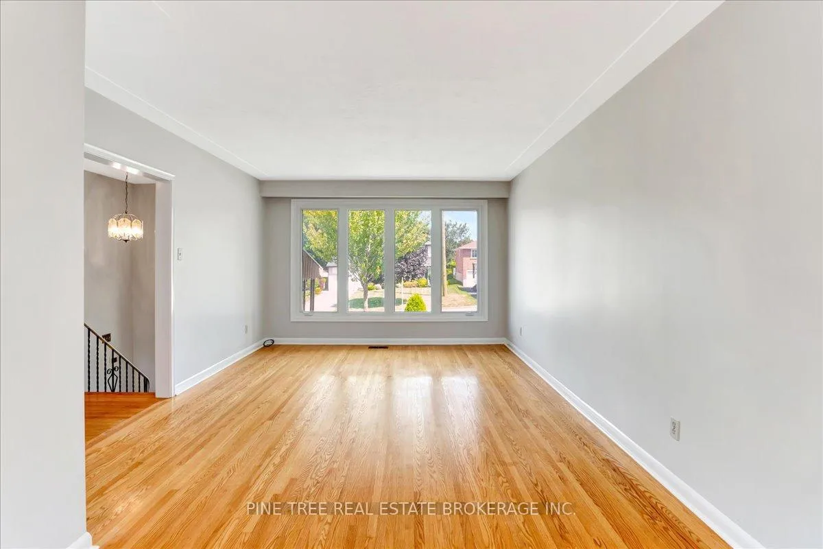 Photo 4 of 16 Lay Street, Barrie, City Centre — HOMEH