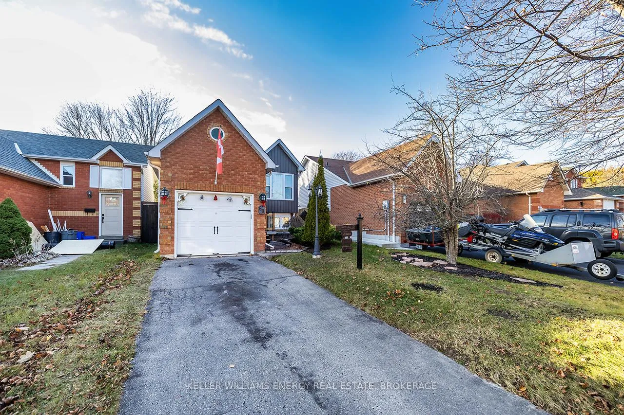 Photo 2 of 60 Champine Square, Clarington, Bowmanville — HOMEH