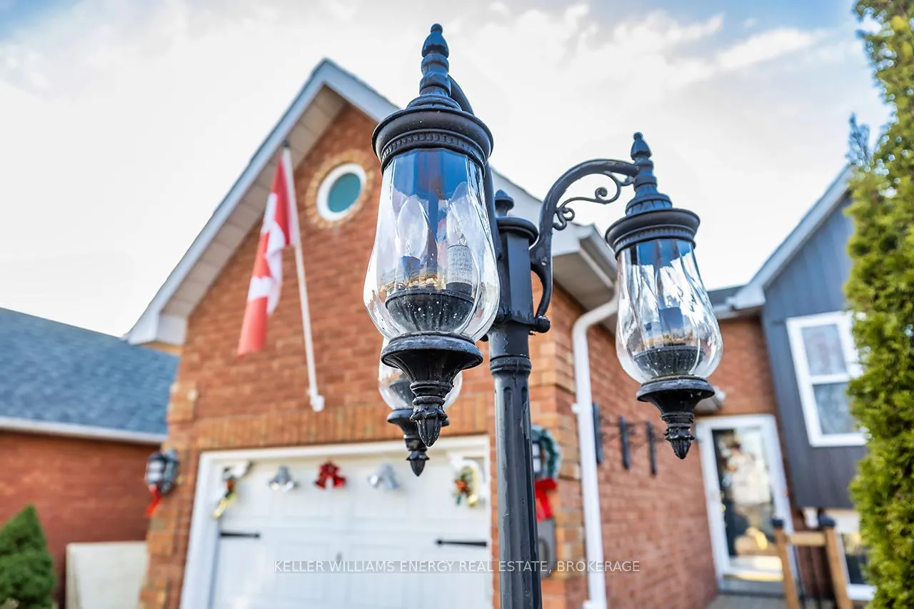 Photo 3 of 60 Champine Square, Clarington, Bowmanville — HOMEH