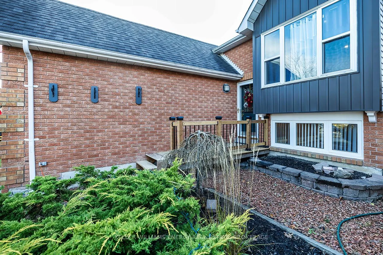 Photo 4 of 60 Champine Square, Clarington, Bowmanville — HOMEH