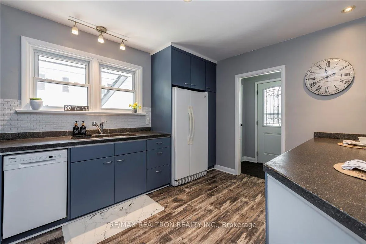 Photo 11 of 467 Irwin Street, Midland — HOMEH