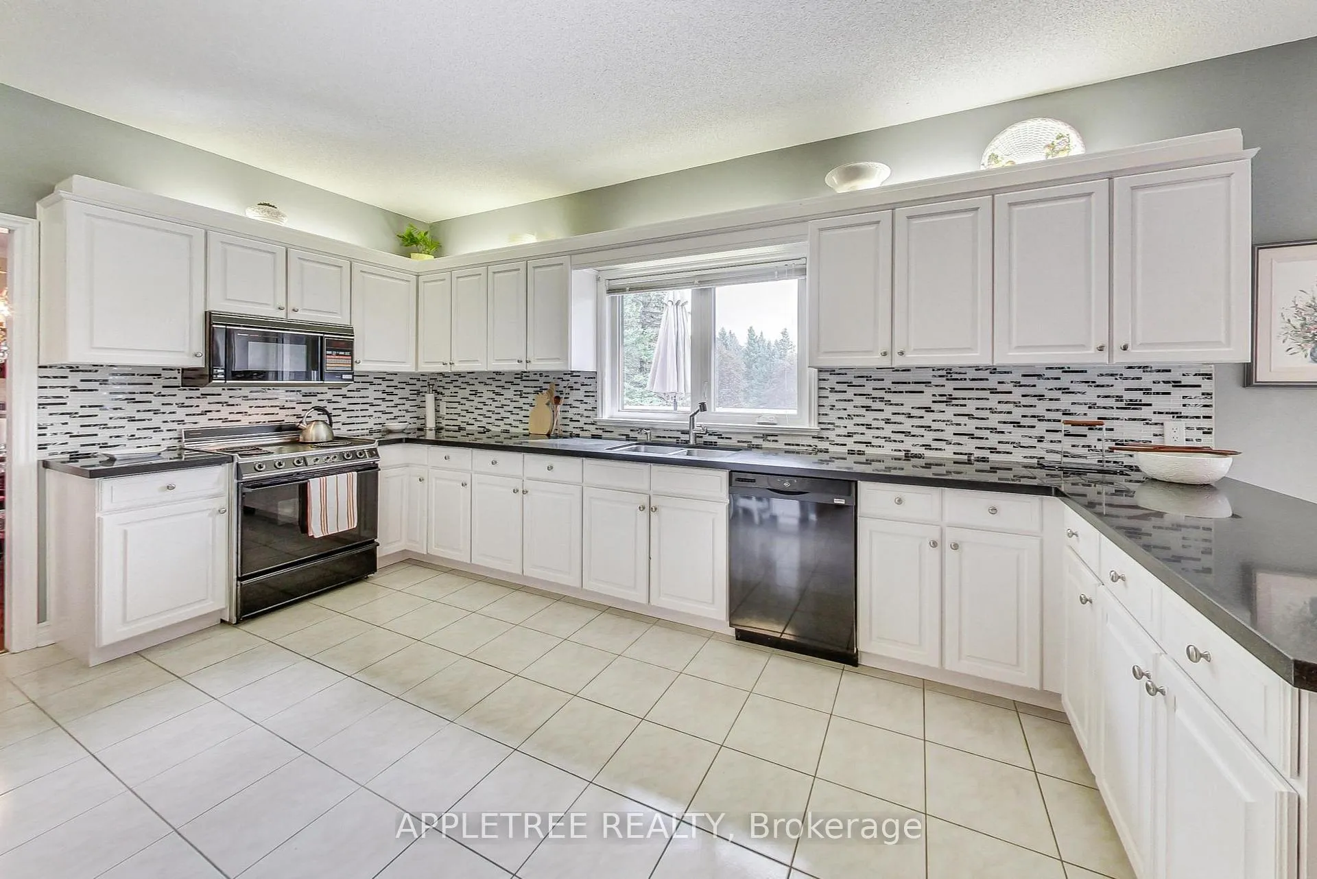 Photo 8 of 57 Carmichael Crescent, King, King City — HOMEH