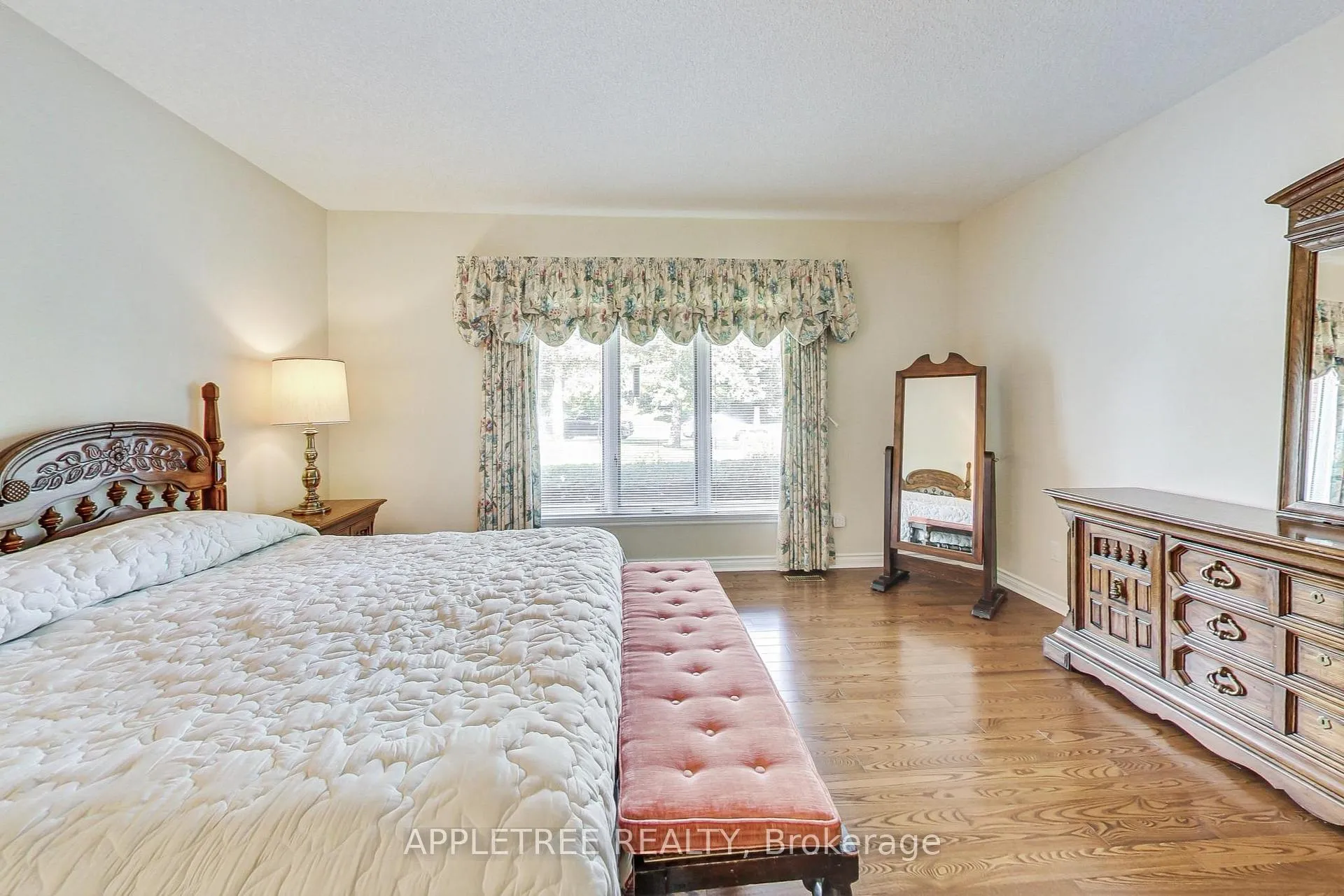 Photo 14 of 57 Carmichael Crescent, King, King City — HOMEH