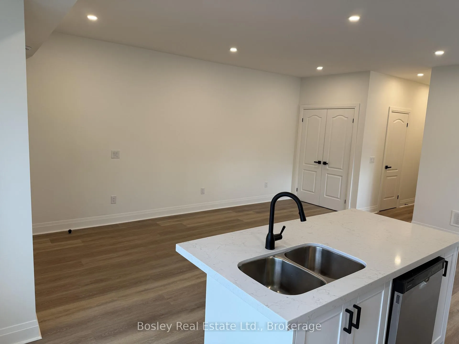 Photo 4 of Unit 1, 2 Golfview Drive, Collingwood — HOMEH