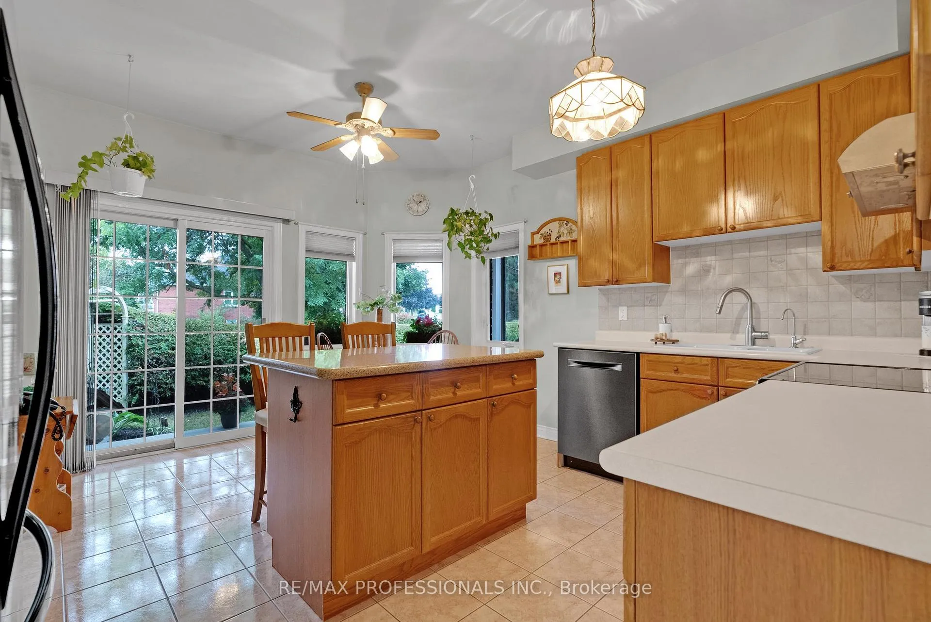 Photo 11 of 71 Country Estates Drive, Scugog, Port Perry — HOMEH