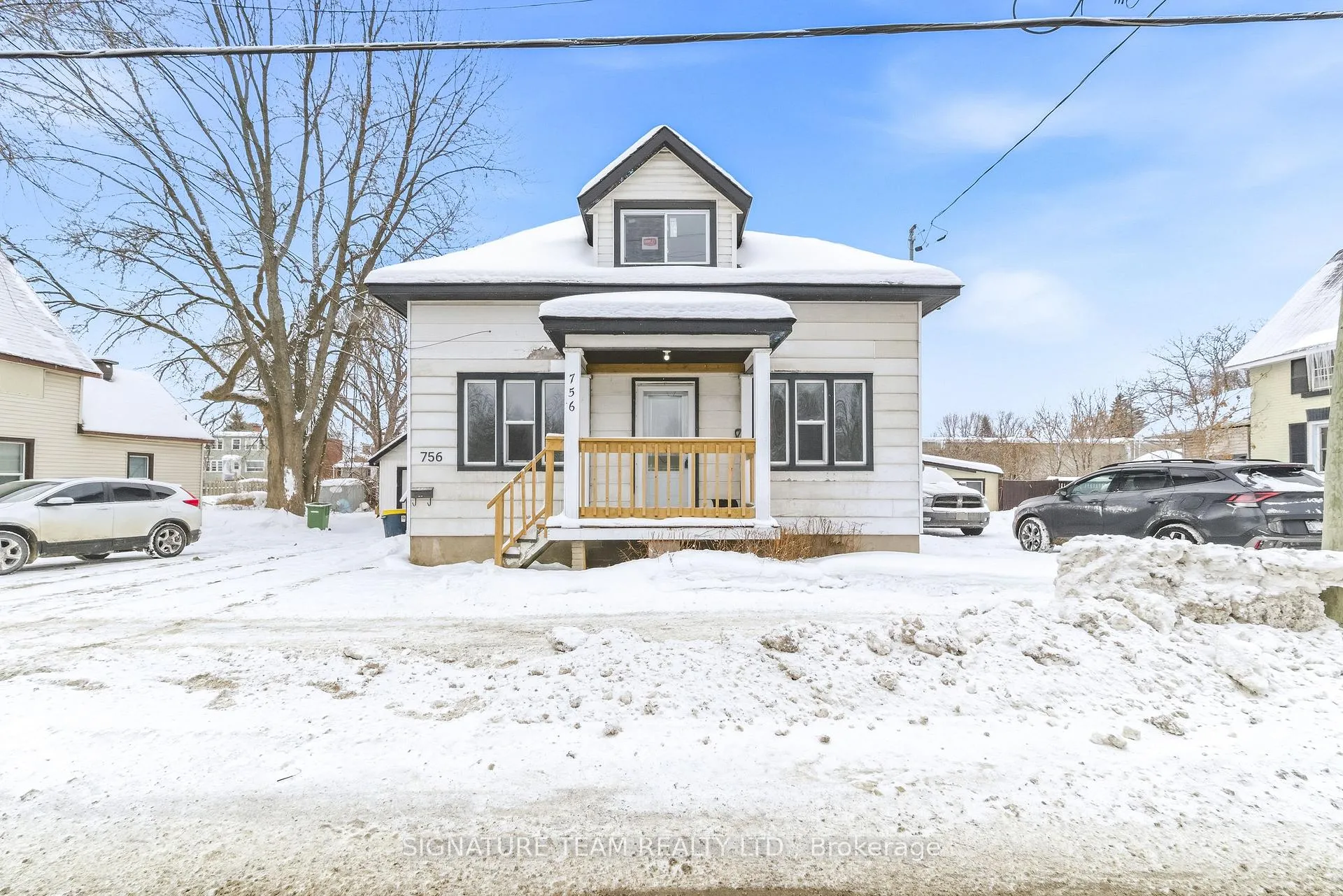 Front of 756 Pembroke Street W