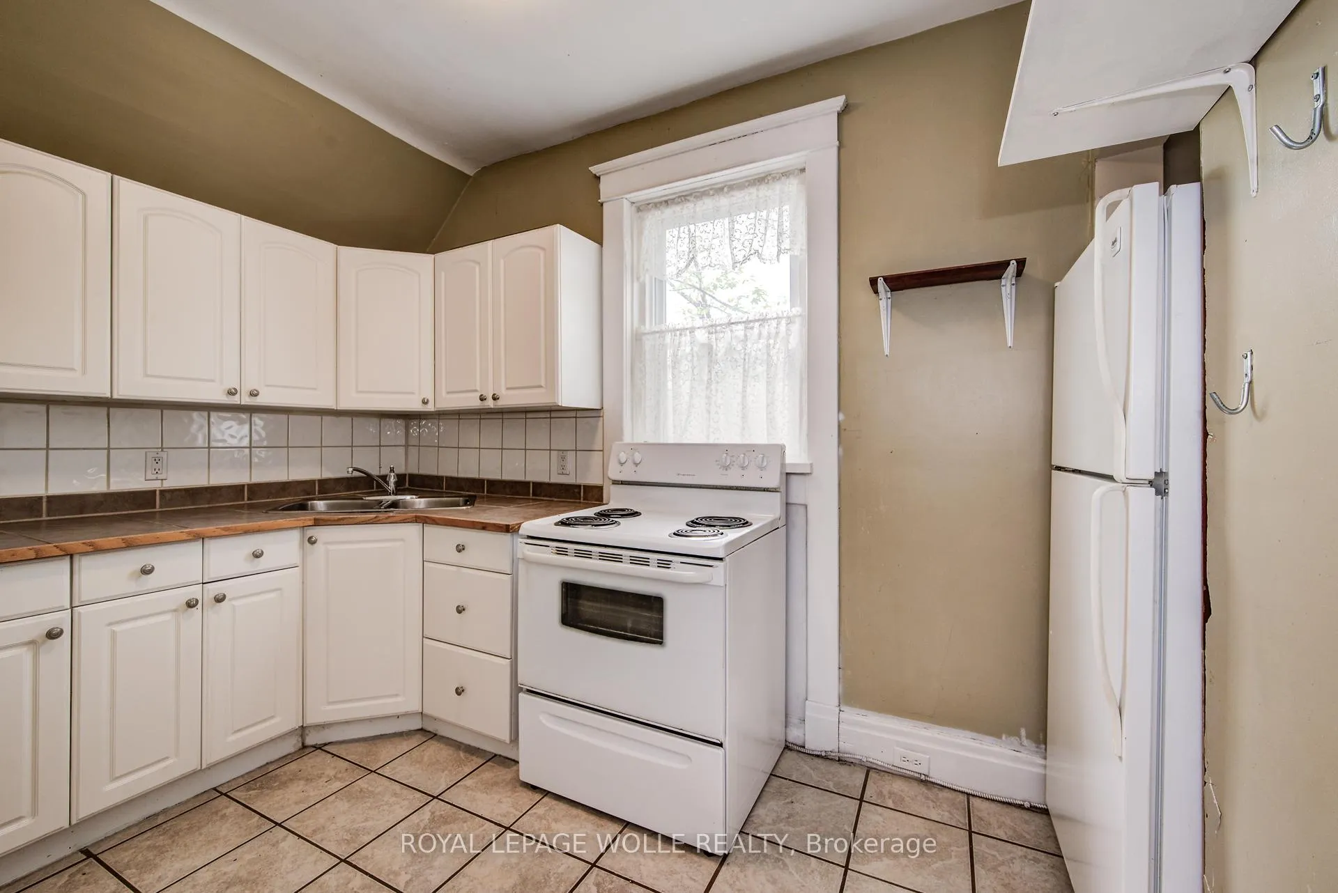 Photo 11 of 114 Erb Street W, Waterloo — HOMEH