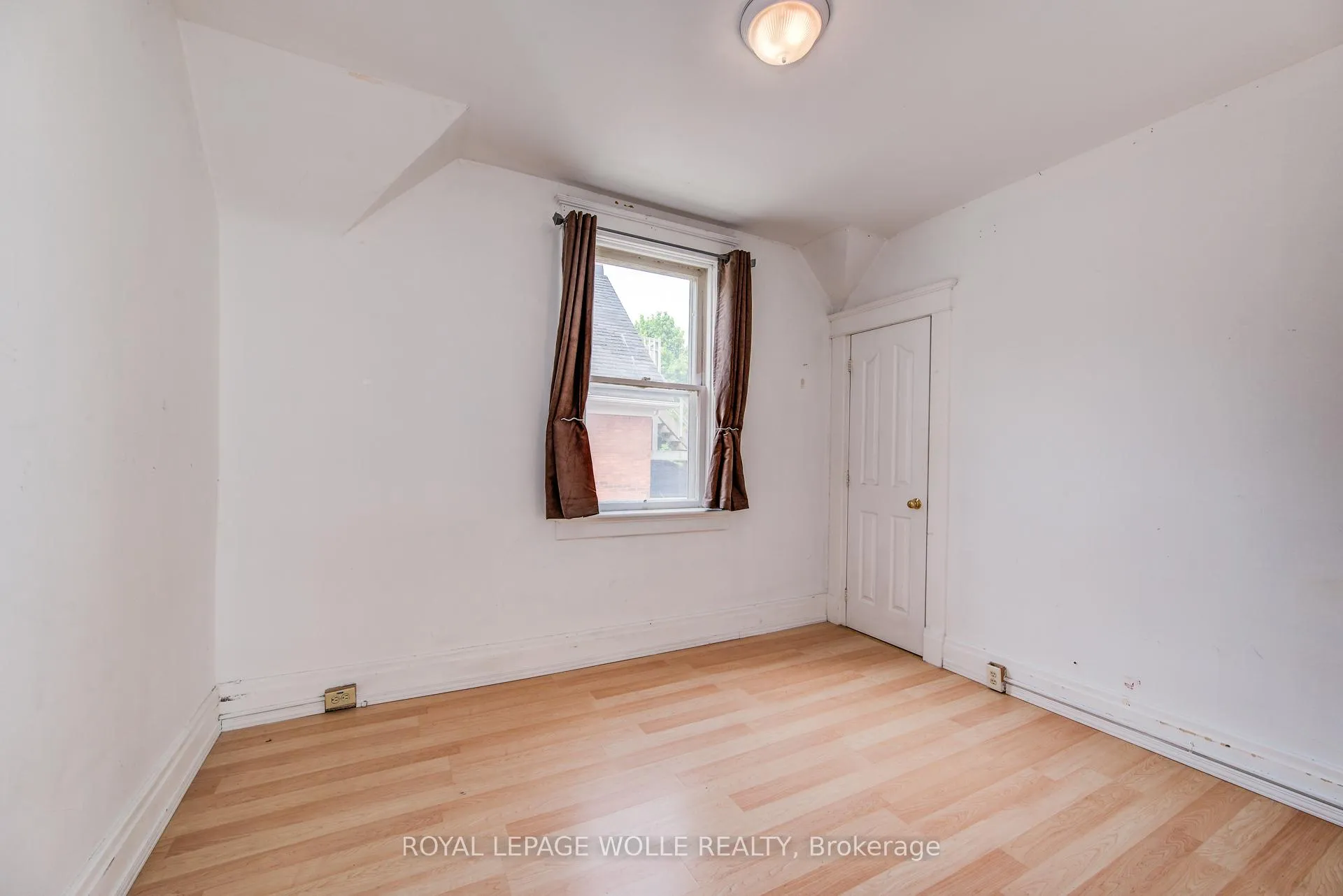 Photo 13 of 114 Erb Street W, Waterloo — HOMEH