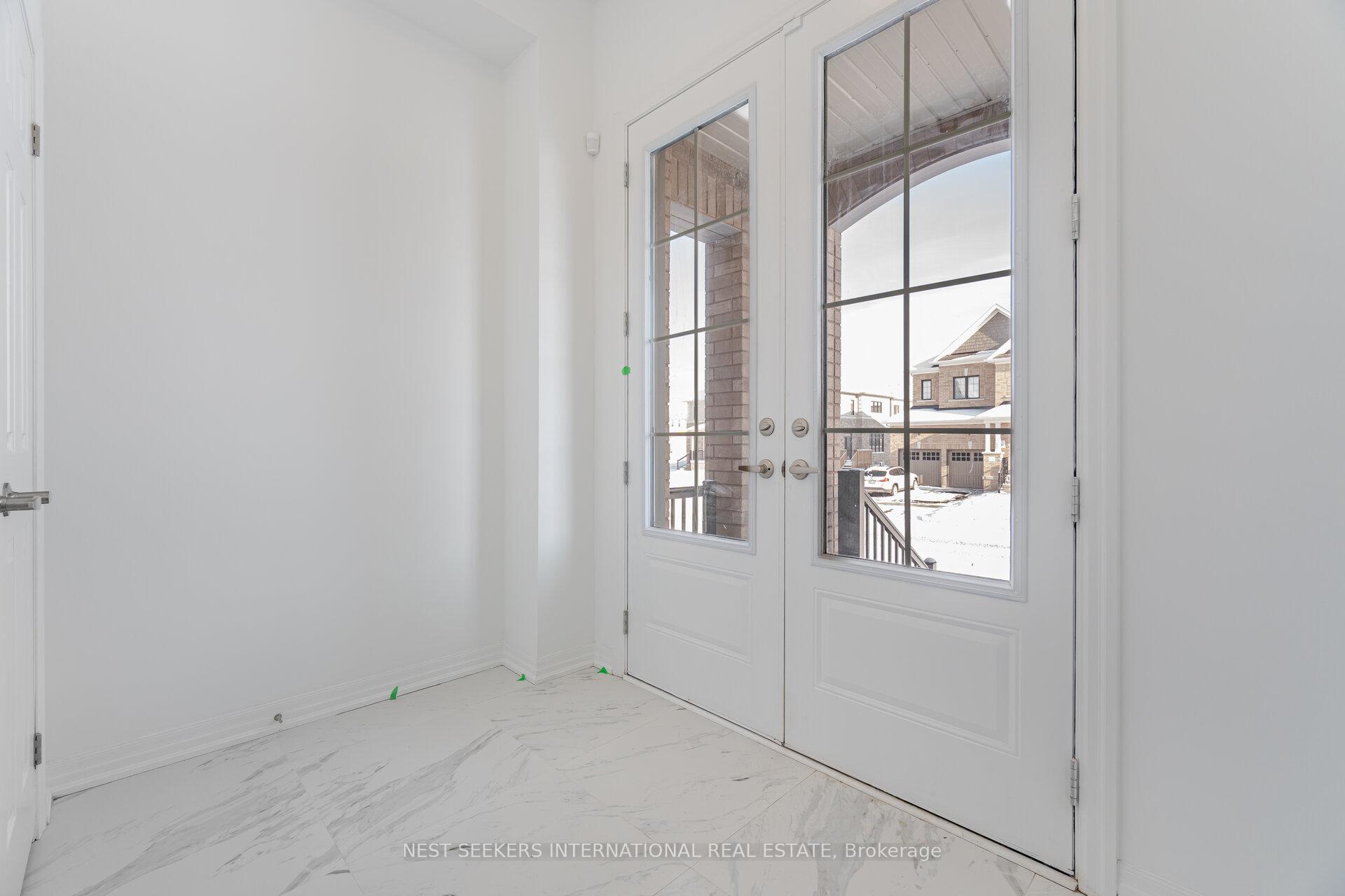Photo 3 of 16 Connell Drive, Georgina, Keswick North — HOMEH