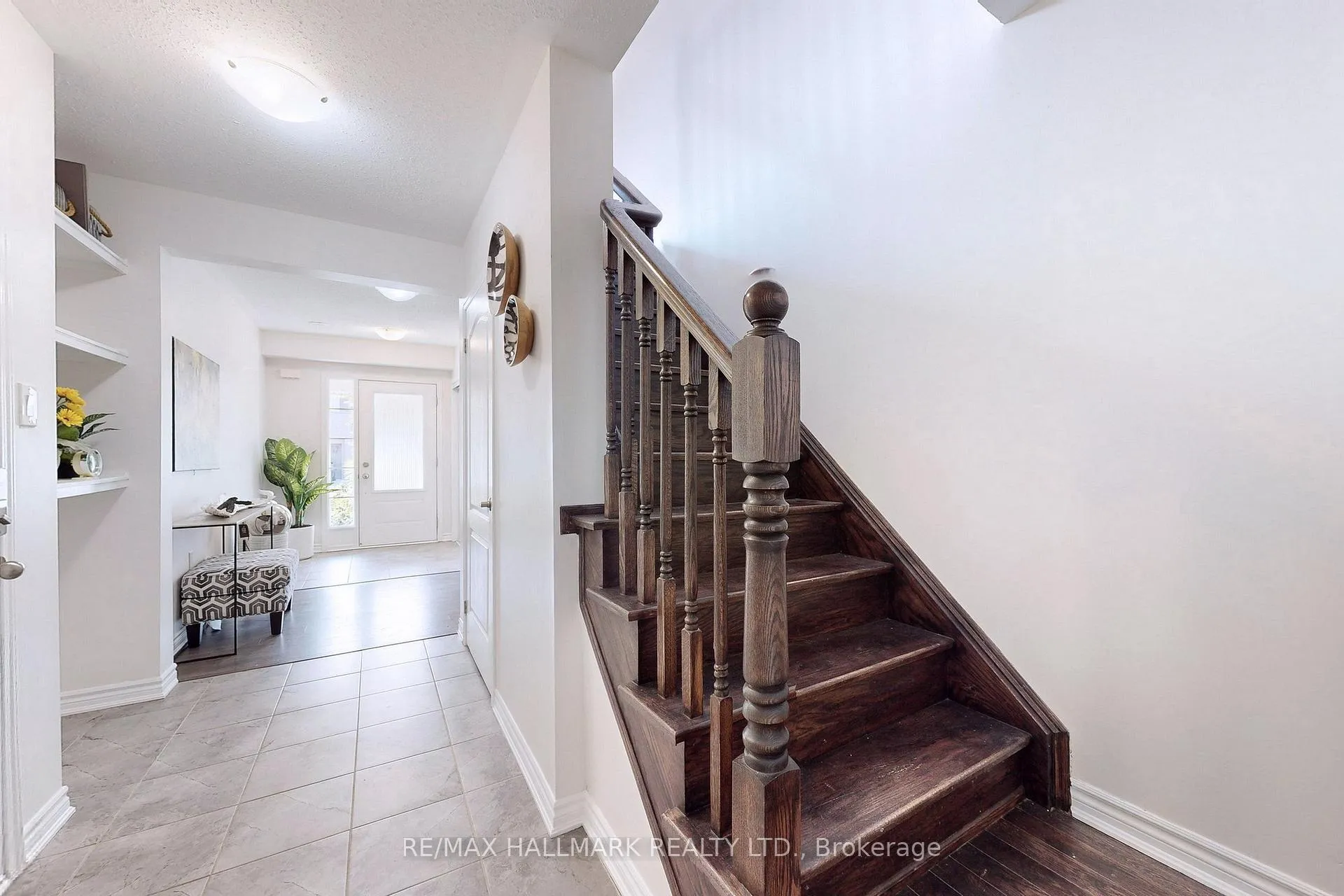 Photo 3 of 30 Fusilier Drive, Scarborough, Clairlea-Birchmount — HOMEH