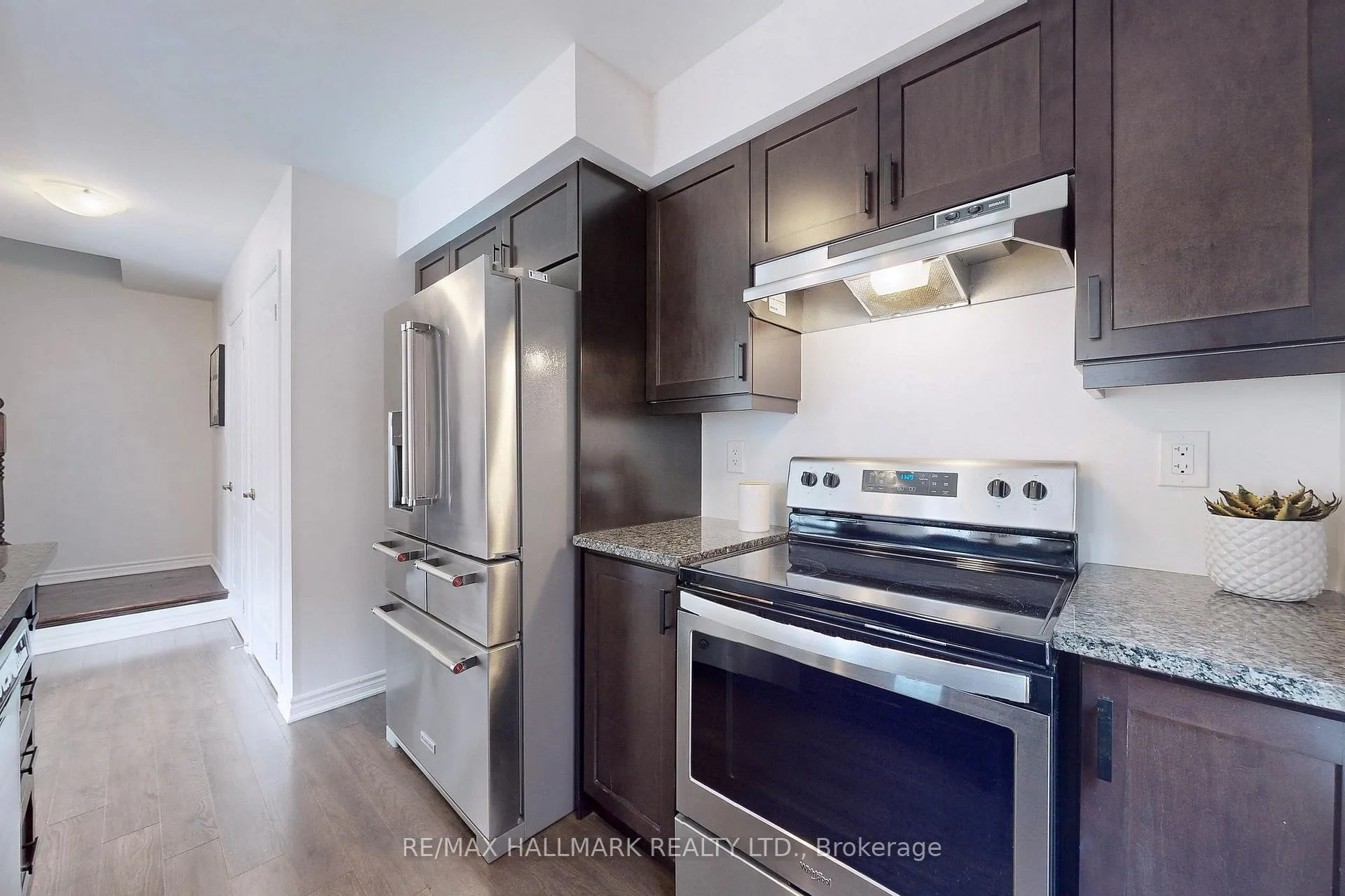 Photo 10 of 30 Fusilier Drive, Scarborough, Clairlea-Birchmount — HOMEH