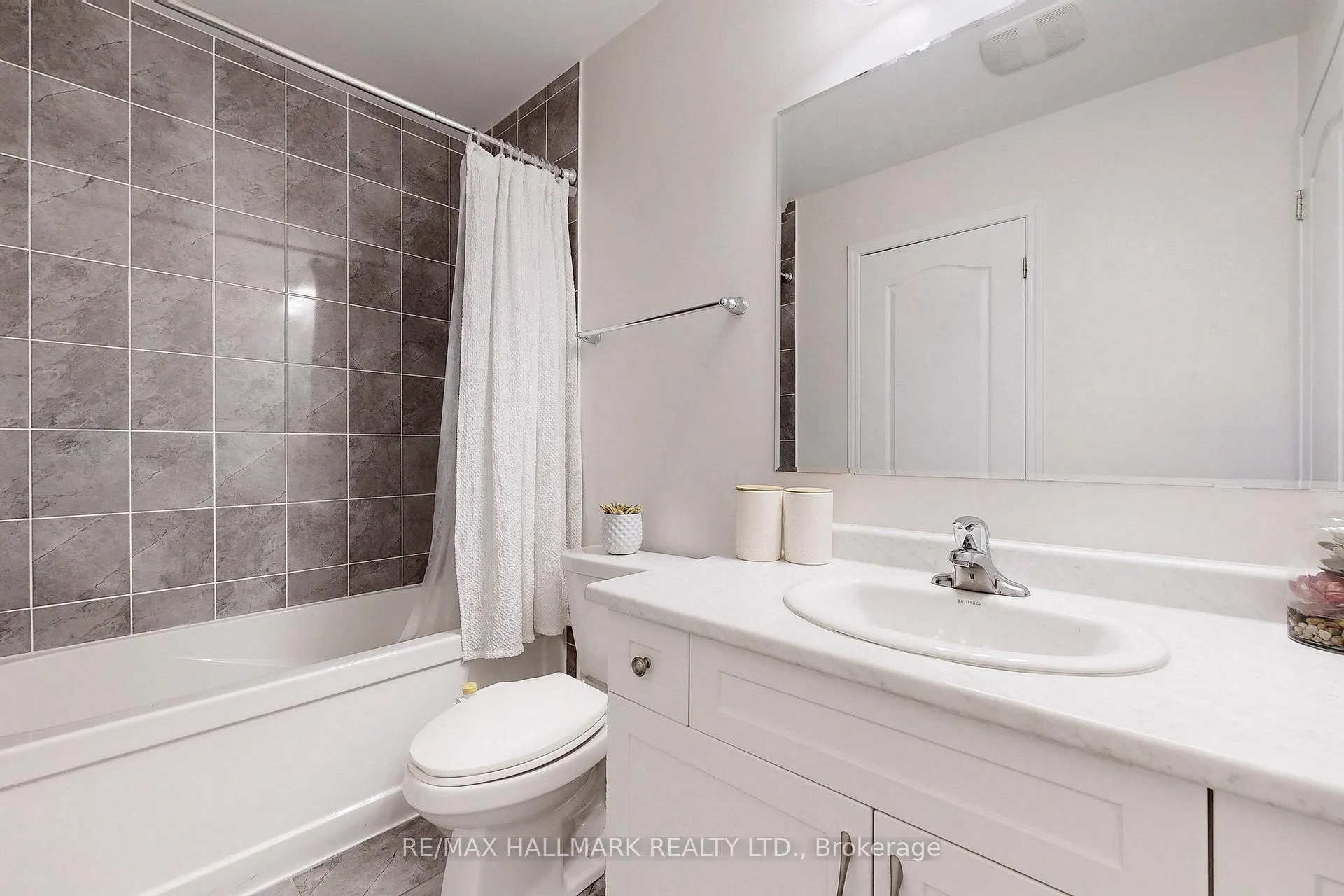 Photo 15 of 30 Fusilier Drive, Scarborough, Clairlea-Birchmount — HOMEH
