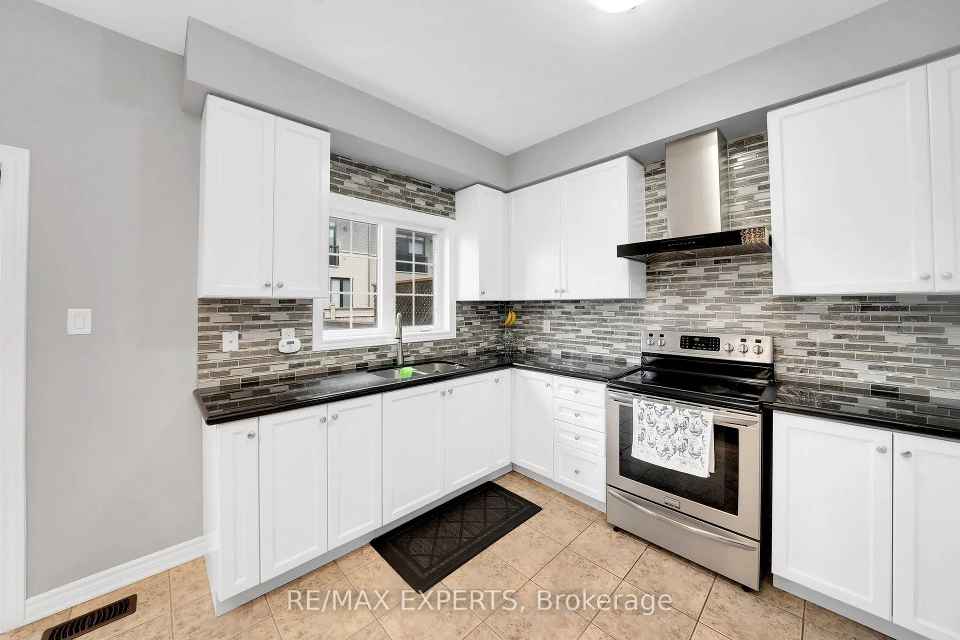 Photo 14 of 17 Zachary Place, Vaughan, Vellore Village — HOMEH
