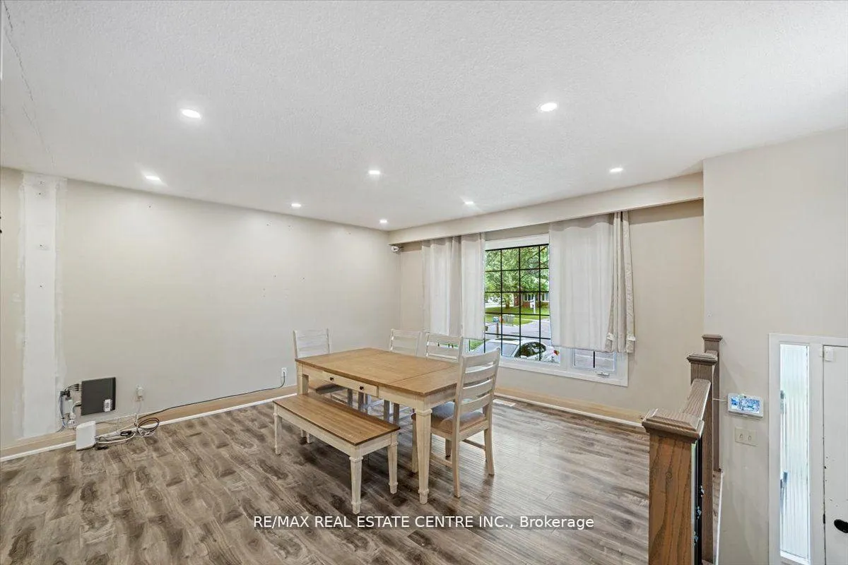 Photo 10 of 27 Bernick Drive, Barrie, Grove East — HOMEH