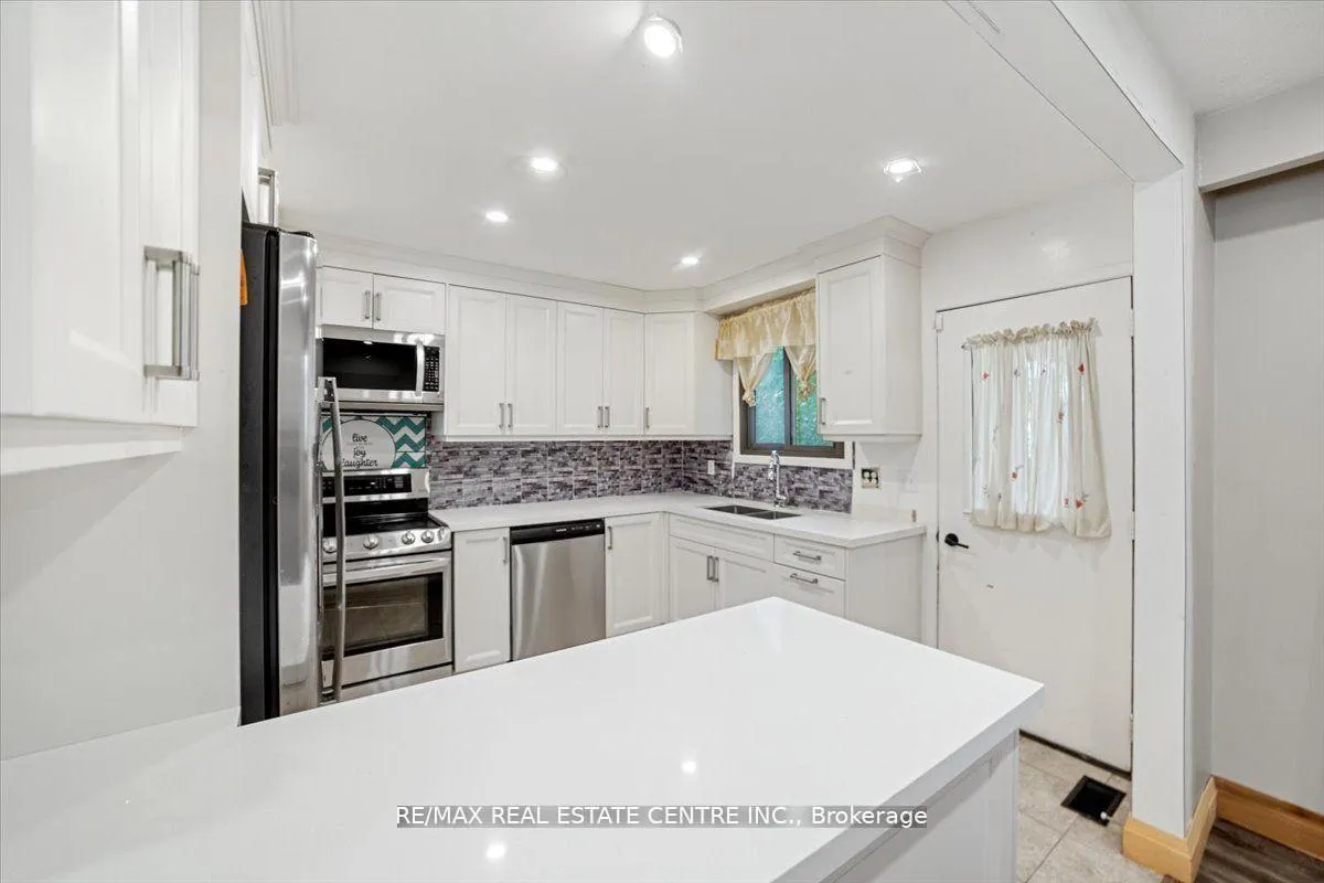 Photo 15 of 27 Bernick Drive, Barrie, Grove East — HOMEH