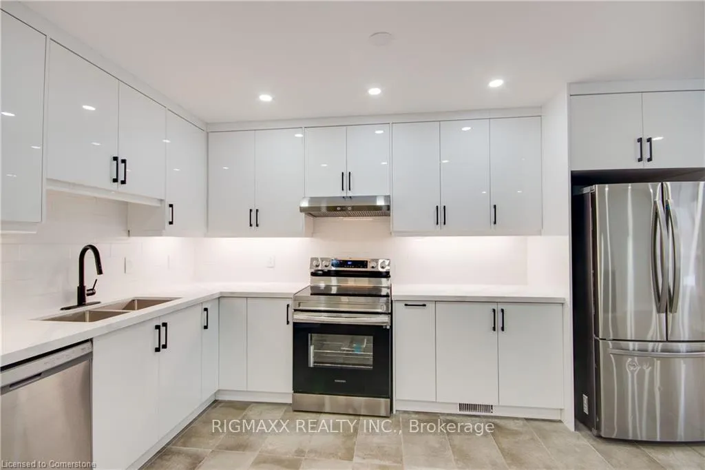 Photo 2 of 813 Fairway Crescent, Kitchener — HOMEH