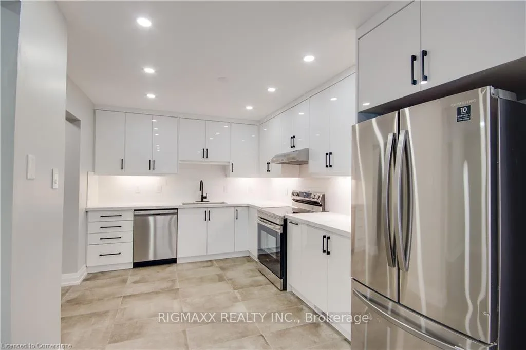 Photo 4 of 813 Fairway Crescent, Kitchener — HOMEH