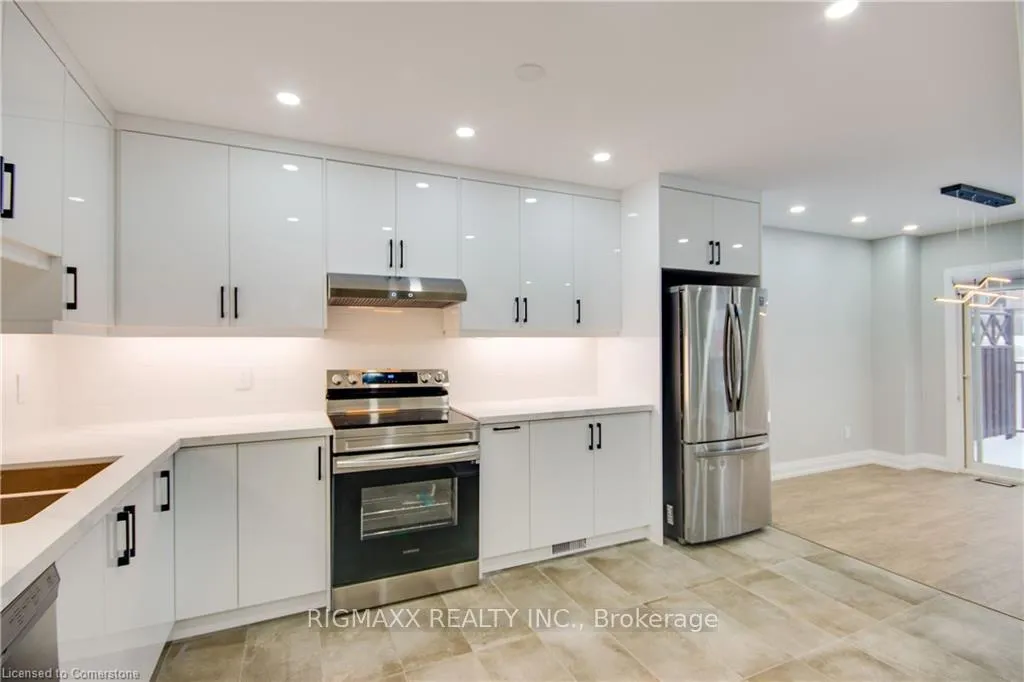 Photo 5 of 813 Fairway Crescent, Kitchener — HOMEH