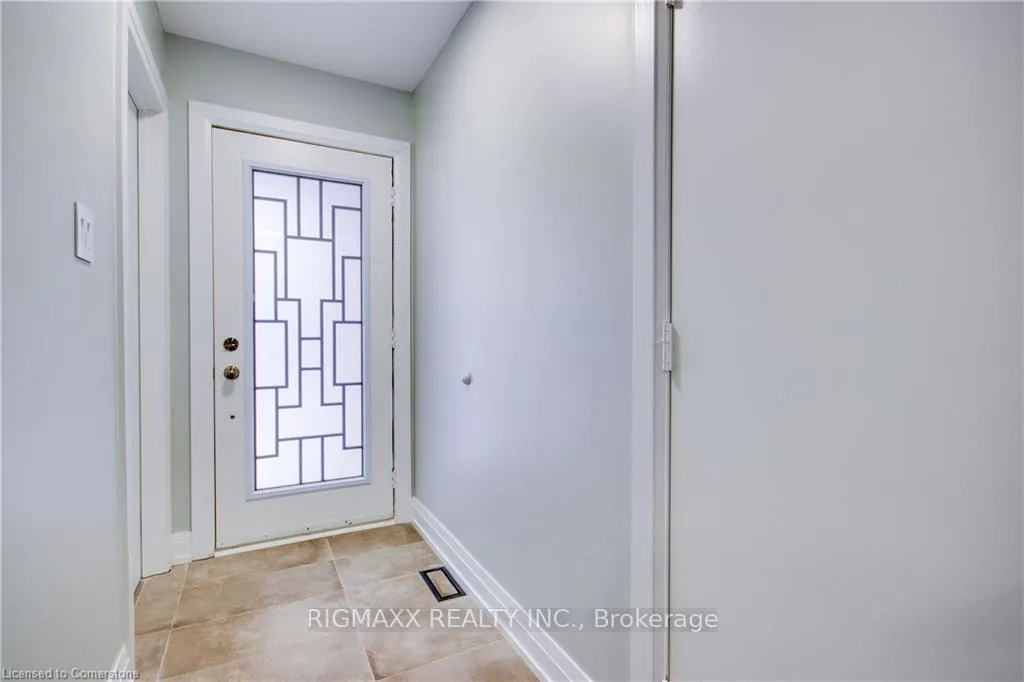 Photo 6 of 813 Fairway Crescent, Kitchener — HOMEH