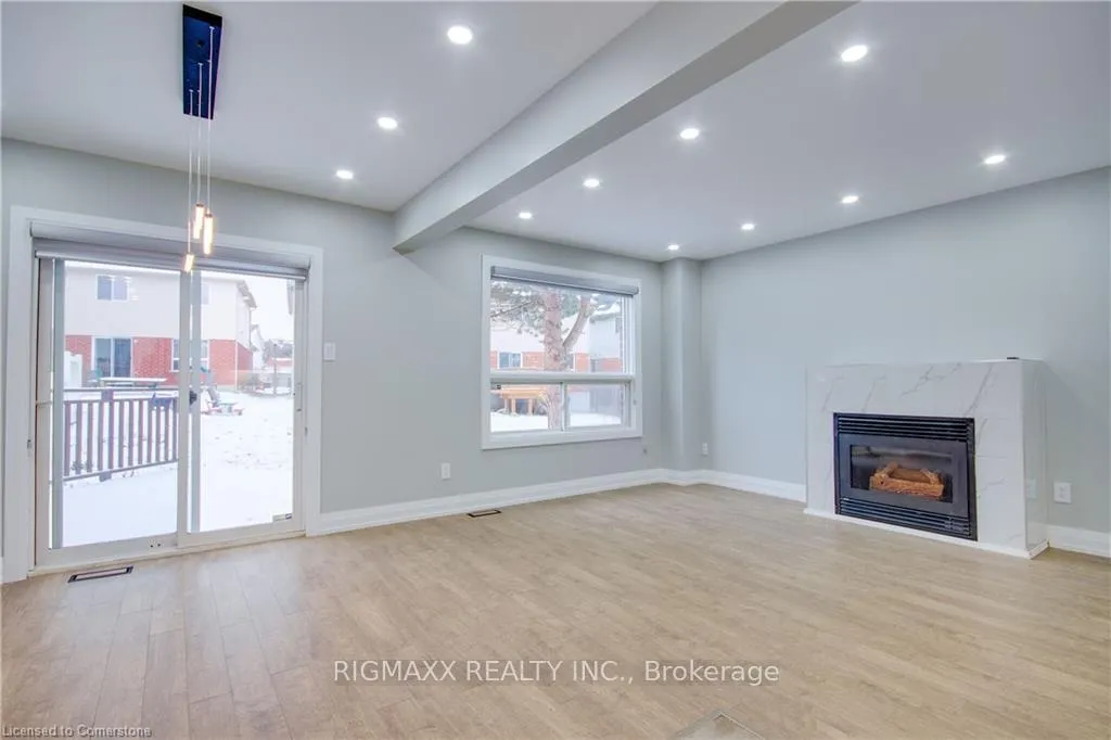 Photo 10 of 813 Fairway Crescent, Kitchener — HOMEH