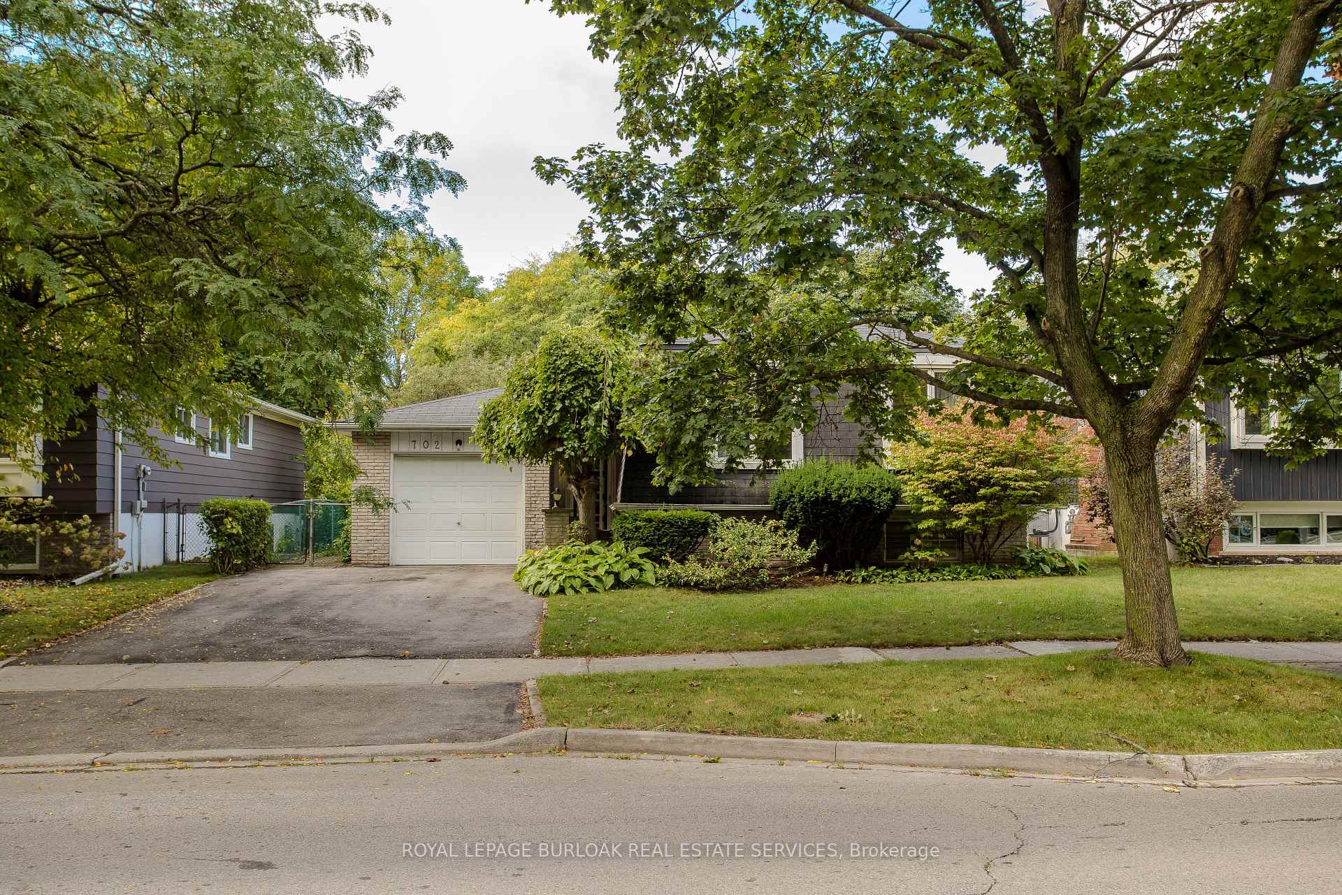 Photo 3 of 702 Francis Road, Burlington, LaSalle — HOMEH