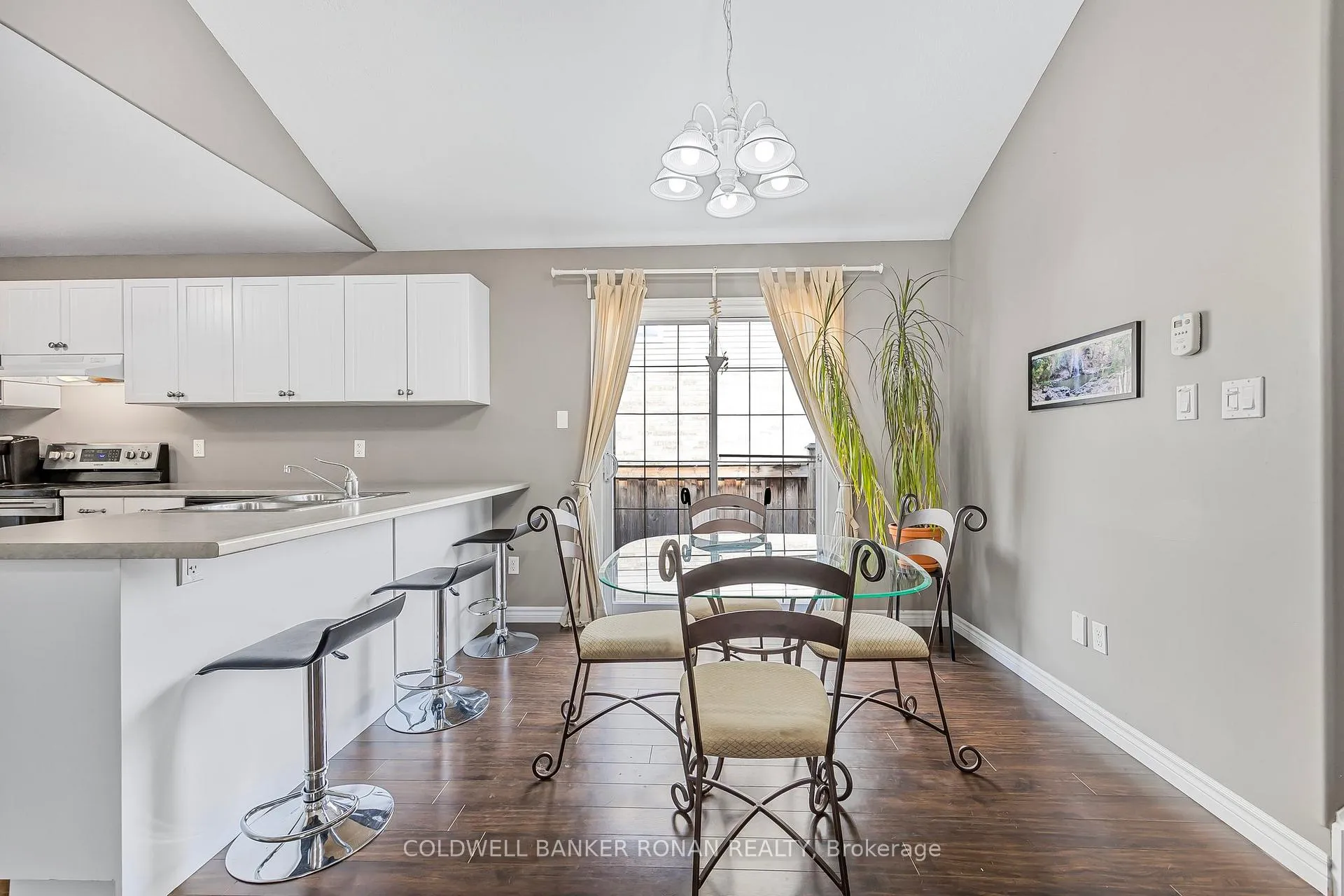 Photo 10 of 48 Irwin Crescent, New Tecumseth, Alliston — HOMEH