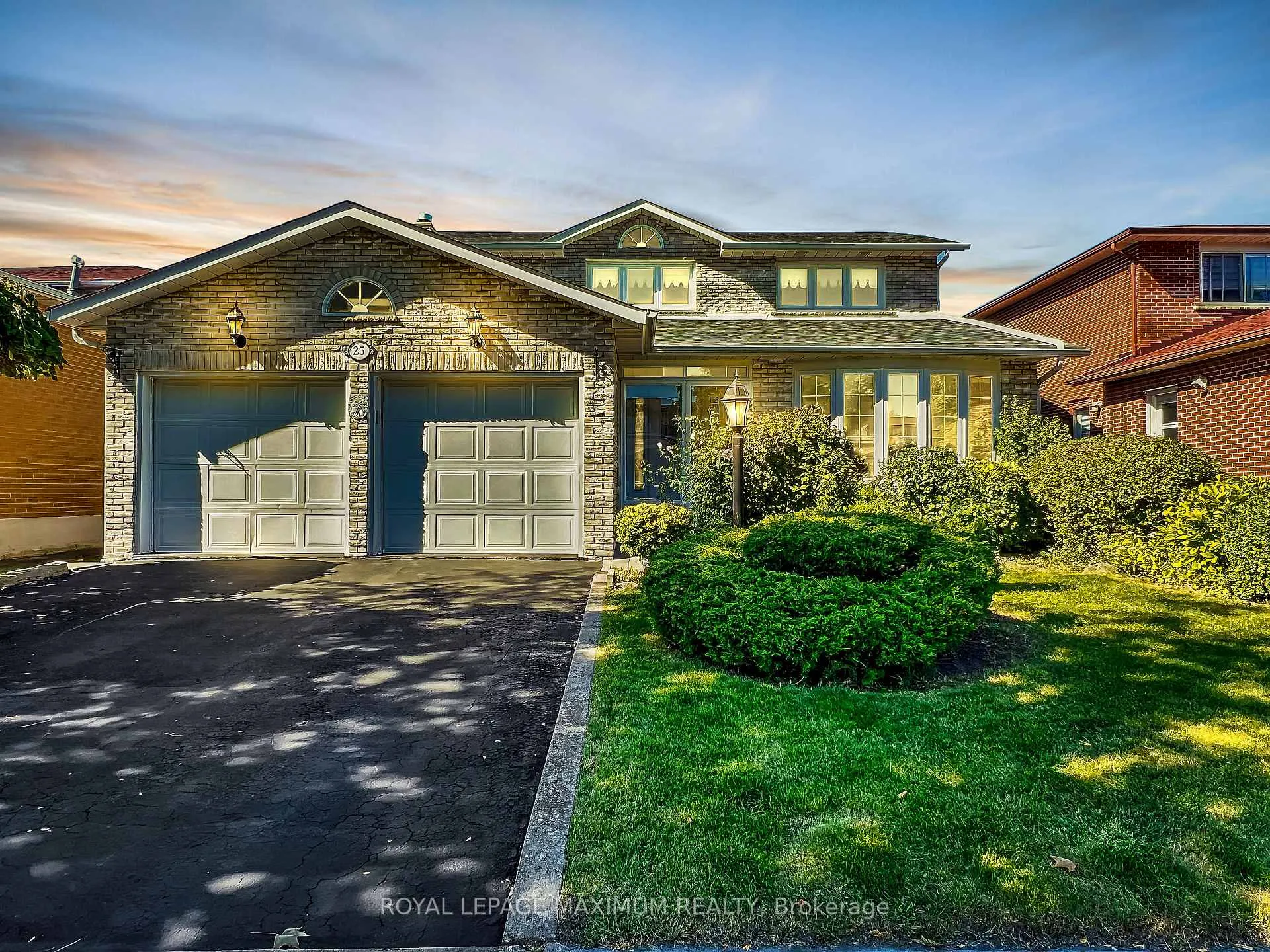 Photo 2 of 25 Risebrough Circuit, Markham, Milliken Mills West — HOMEH