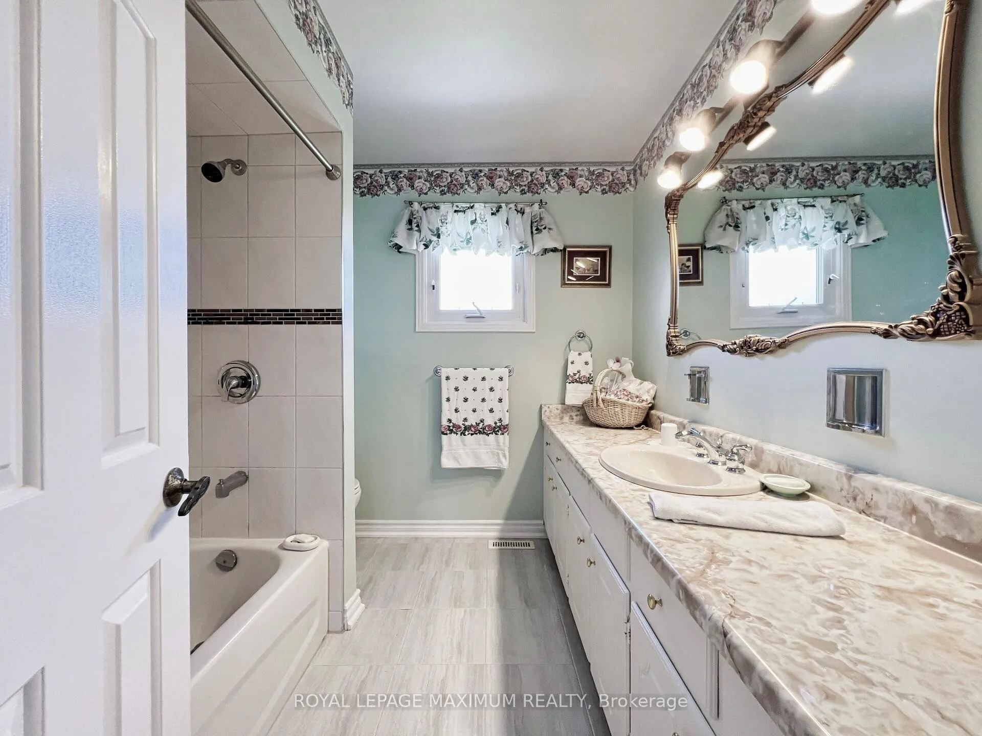 Photo 17 of 25 Risebrough Circuit, Markham, Milliken Mills West — HOMEH