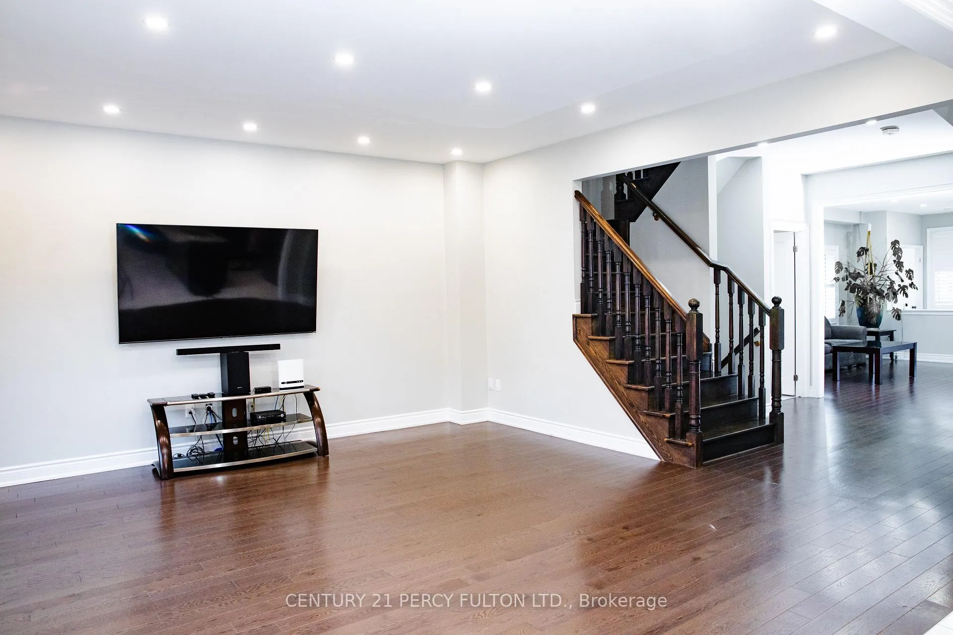 Photo 4 of 31 Bruce Cameron Drive, Clarington, Bowmanville — HOMEH