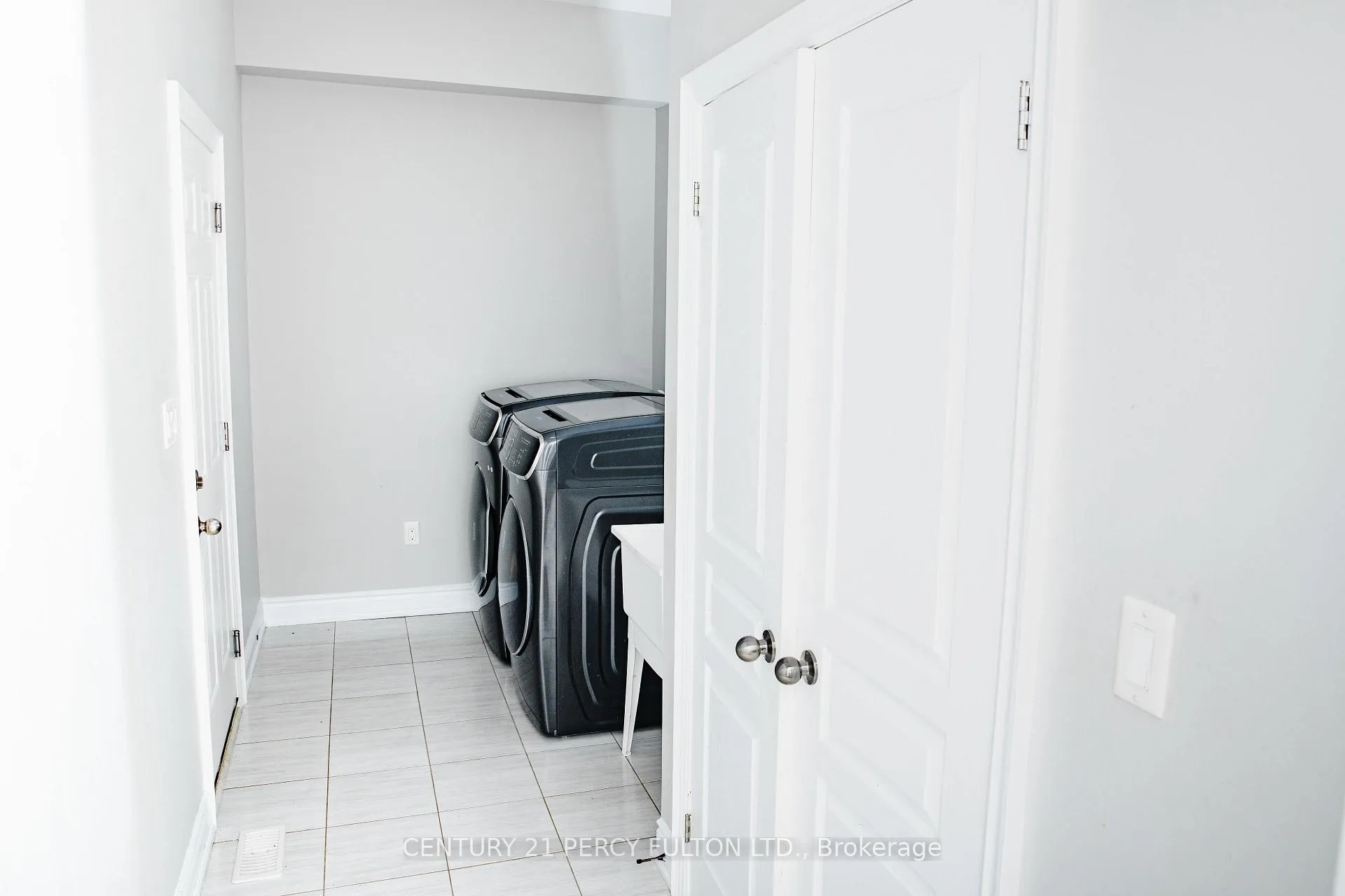 Photo 8 of 31 Bruce Cameron Drive, Clarington, Bowmanville — HOMEH