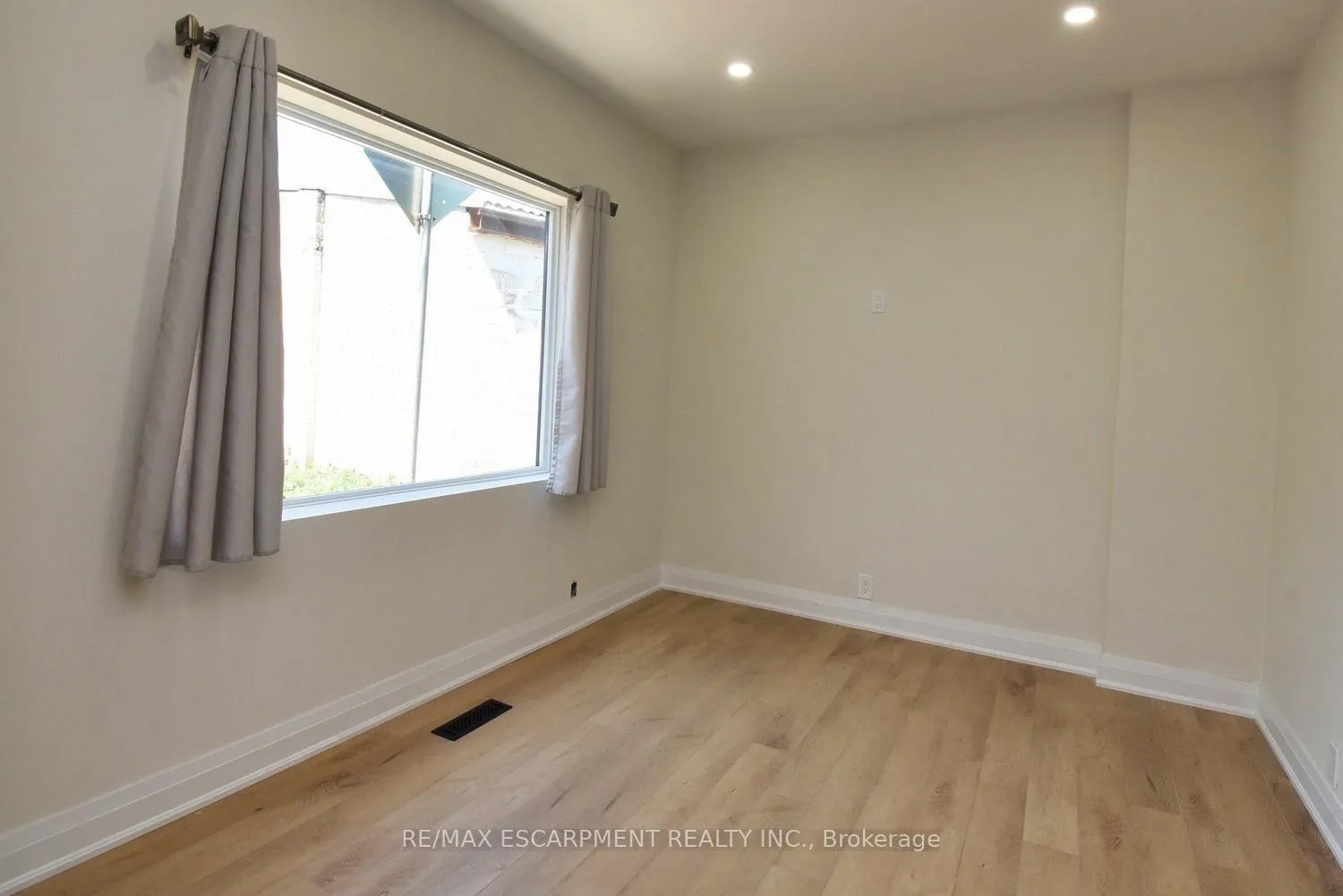 Photo 9 of 126 Evans Street, Hamilton, Landsdale — HOMEH