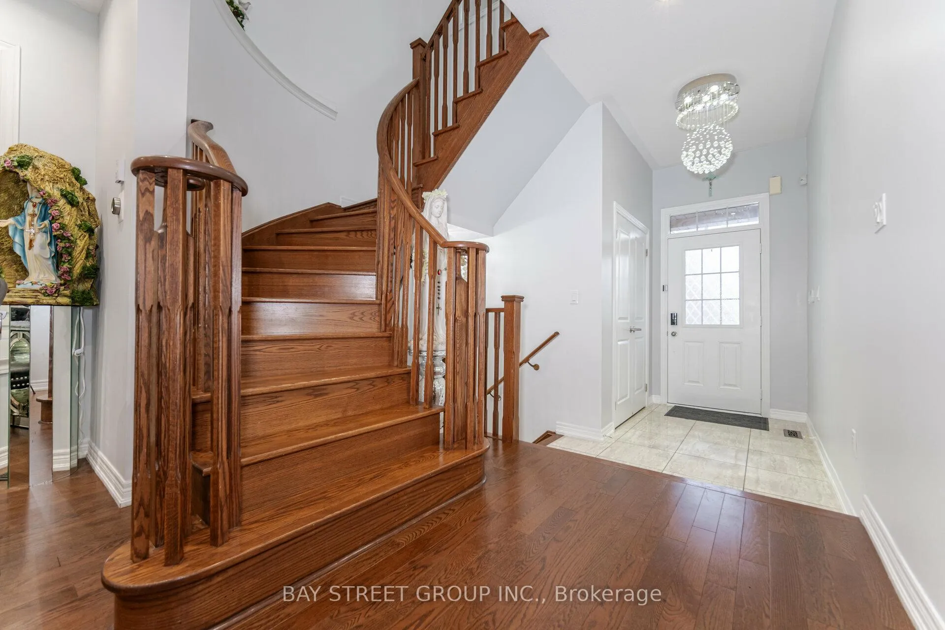 Photo 5 of 31 Aster Drive, Vaughan, Kleinburg — HOMEH