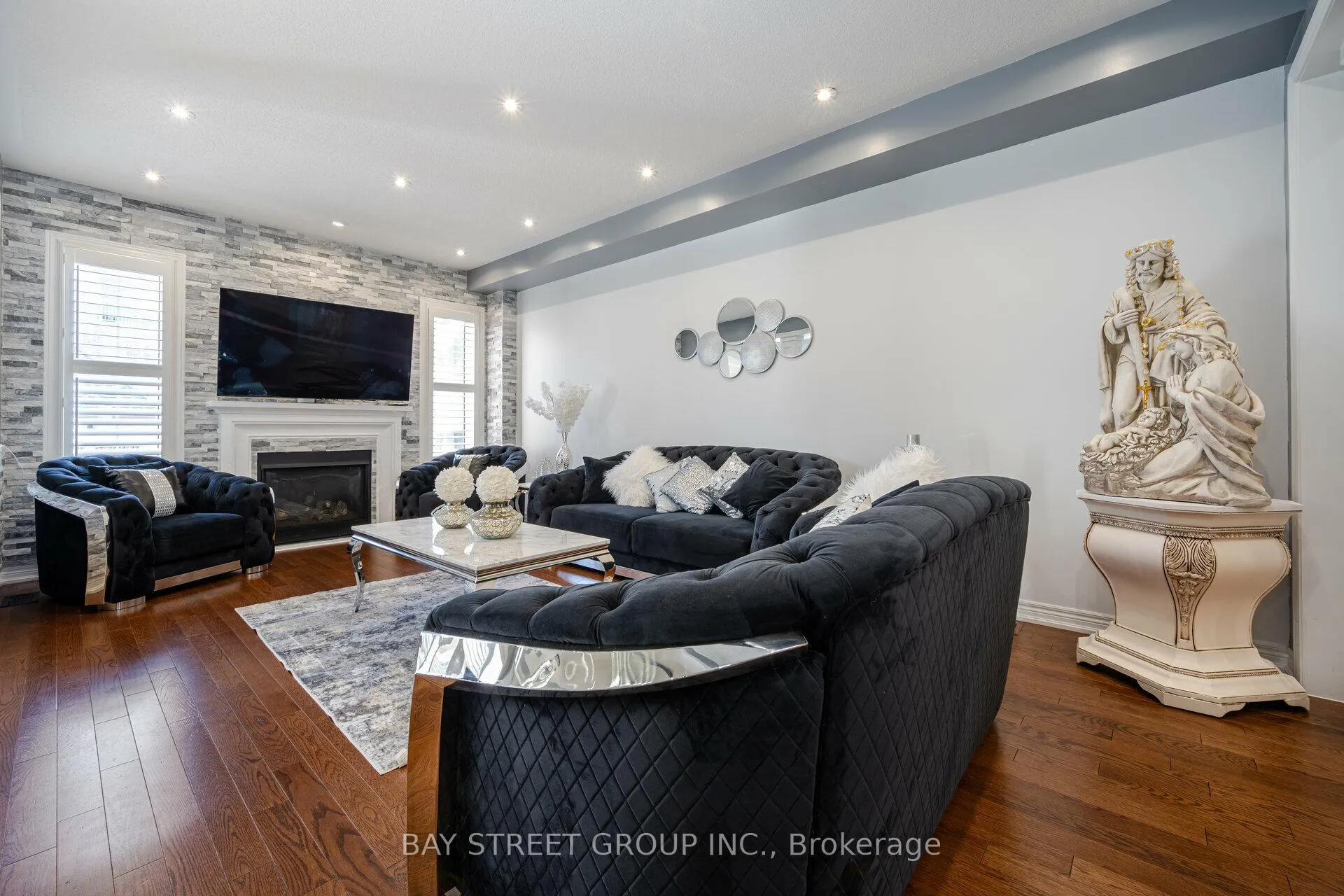 Photo 9 of 31 Aster Drive, Vaughan, Kleinburg — HOMEH