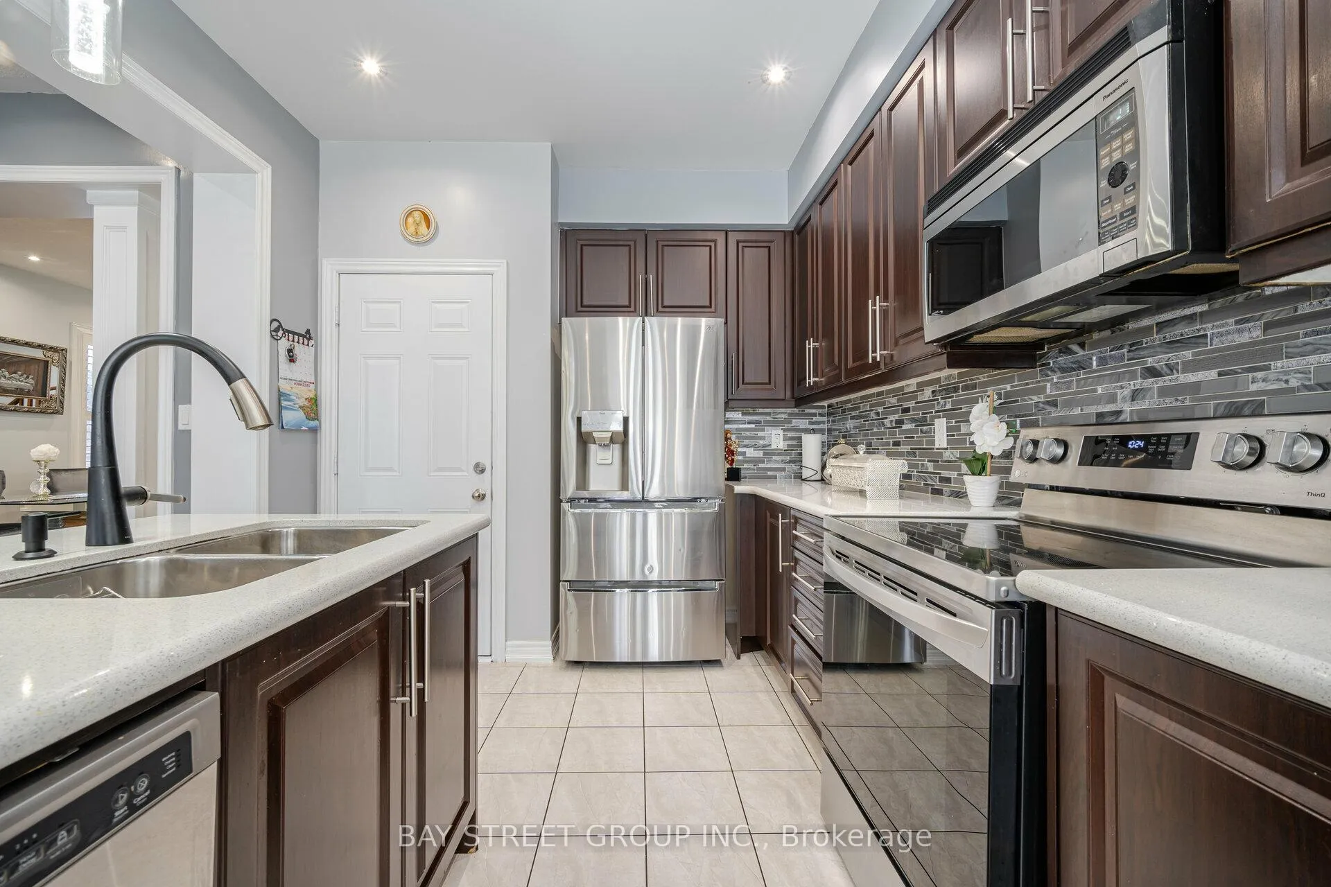 Photo 12 of 31 Aster Drive, Vaughan, Kleinburg — HOMEH