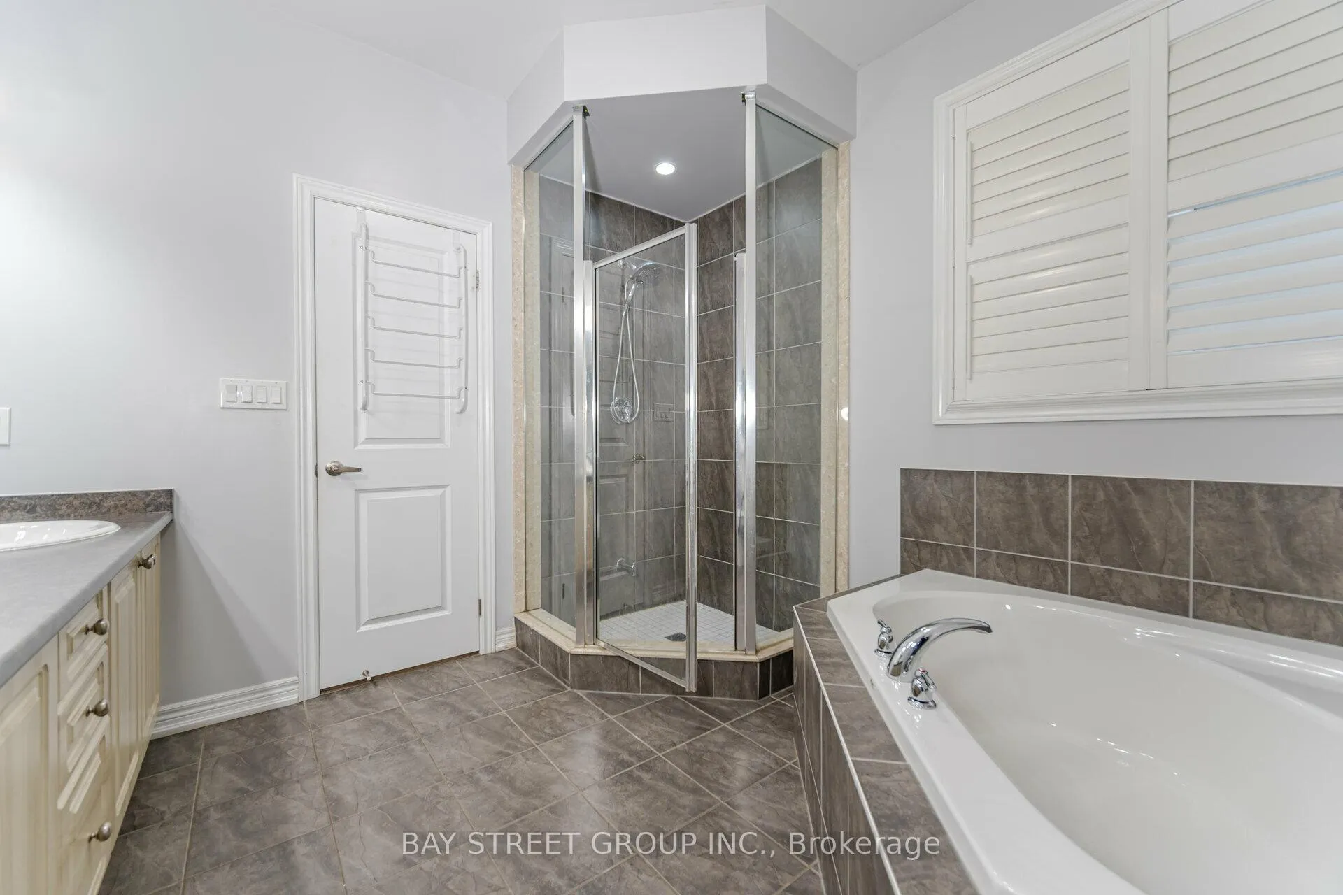 Photo 17 of 31 Aster Drive, Vaughan, Kleinburg — HOMEH