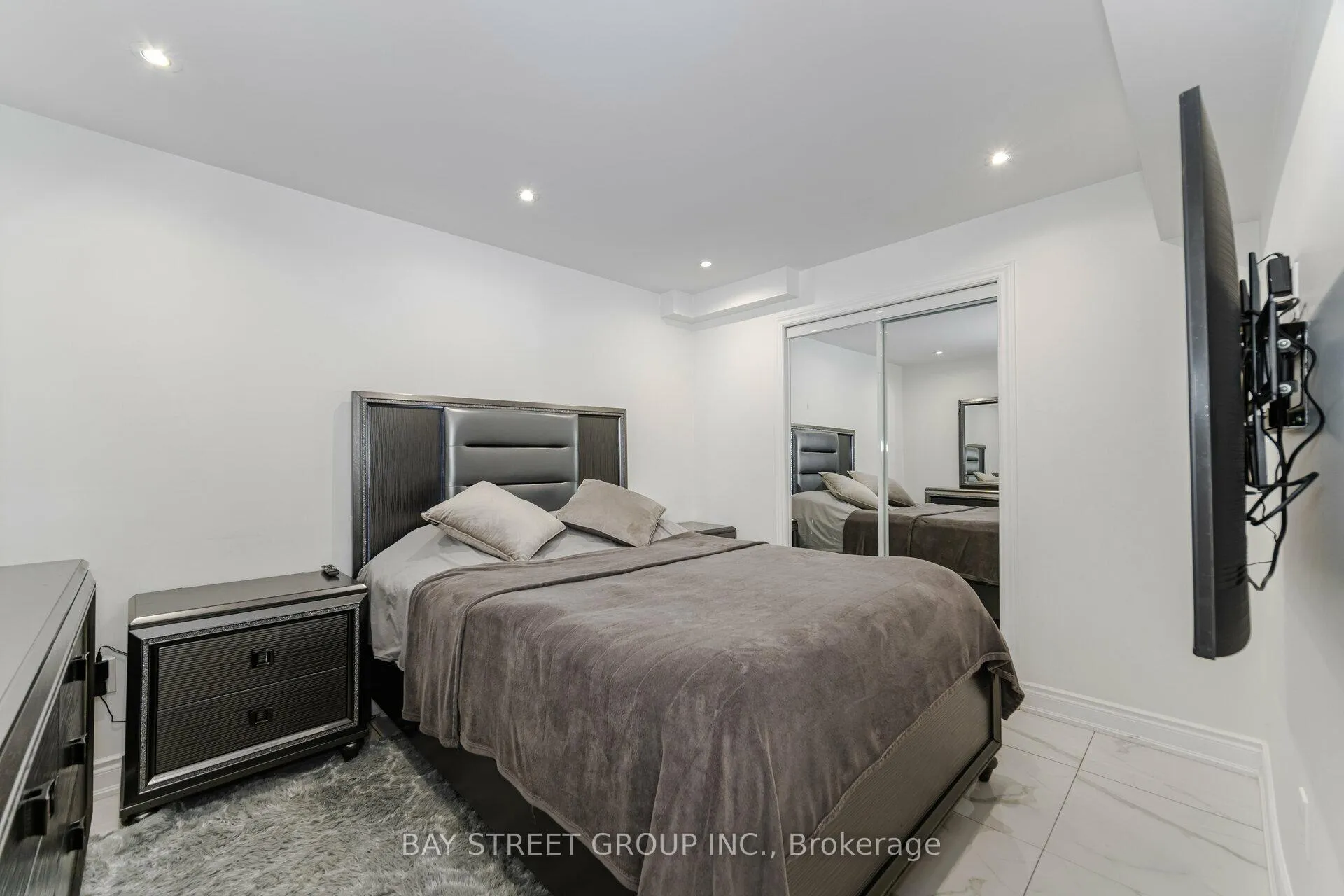 Photo 18 of 31 Aster Drive, Vaughan, Kleinburg — HOMEH